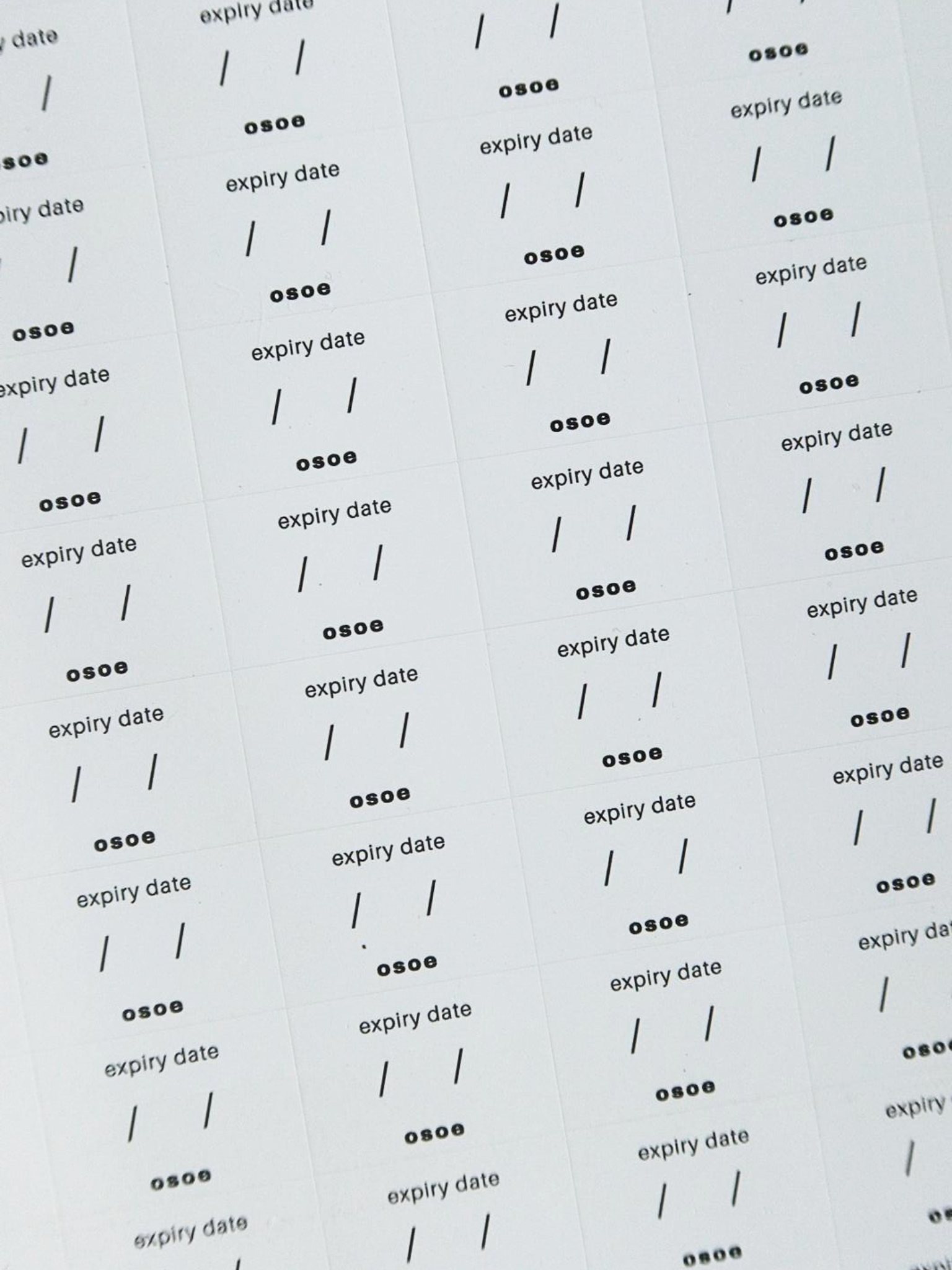 Osoe Home expiry date labels in beige and white for organizing spice jars, pantry containers and kitchen storage, set of 84 matte writable stickers with a minimal design for easily noting expiry dates, water- and grease-resistant and ideal for use in refrigerators and pantry organization, designed to provide instant visibility and create a calm, organized and stylish kitchen aesthetic, perfect for a non-toxic and microplastic-free kitchen system where food is always clearly organized and stored with care.