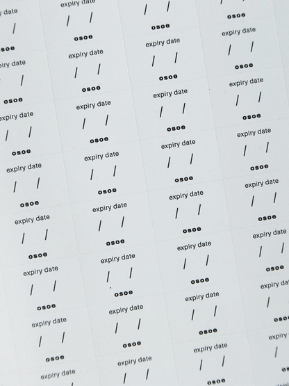 Osoe Home expiry date labels in beige and white for organizing spice jars, pantry containers and kitchen storage, set of 84 matte writable stickers with a minimal design for easily noting expiry dates, water- and grease-resistant and ideal for use in refrigerators and pantry organization, designed to provide instant visibility and create a calm, organized and stylish kitchen aesthetic, perfect for a non-toxic and microplastic-free kitchen system where food is always clearly organized and stored with care.