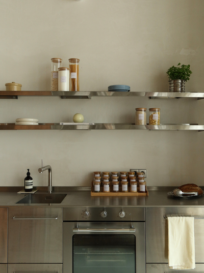Extendable bamboo spice rack with an adjustable, expandable design for organised spice storage. This natural bamboo spice organiser creates flexible space for spice jars while keeping your kitchen countertop, pantry or cupboard neat and accessible. The modular spice shelf can be adjusted to fit different spaces and jar sizes, making it a practical space-saving kitchen organiser. A stylish and sustainable bamboo spice rack for storing herbs, spices and seasoning jars in a clean, considered way.
