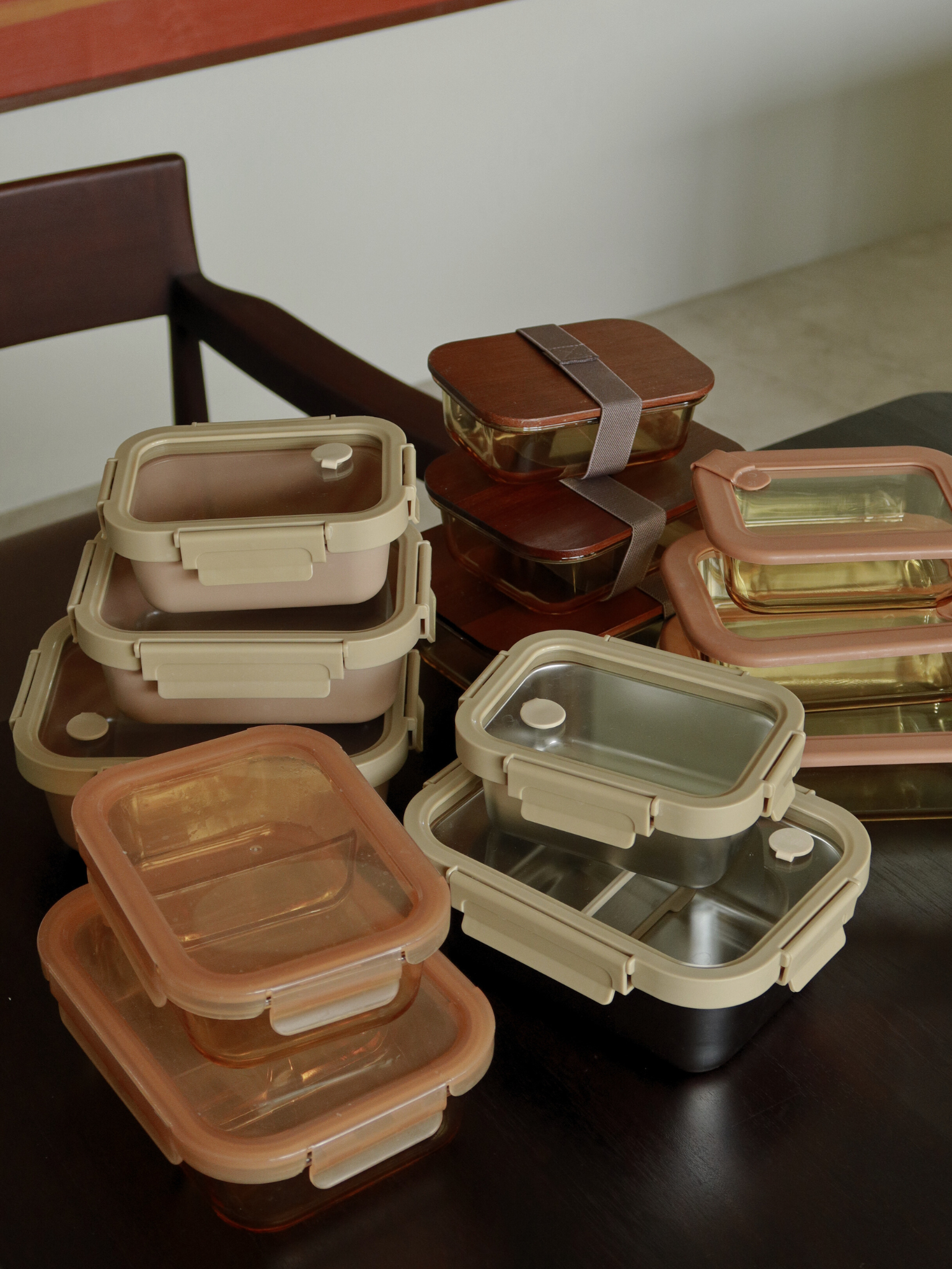 Store in style with Tamar, crafted from amber glass and finished with a wooden lid. Functional yet elegant, it’s ideal for mindful storage, reheating, and organizing. Available in three sizes, with the smallest perfect for yogurt, nuts, or snacks. The glass bowl (without lid) is oven-safe, allowing you to heat meals directly. A matching elastic band keeps the lid securely in place.
Tamar is toxin-free, PFAS-free, BPA-free, and microplastic-free — designed for safe, conscious, and durable everyday use.