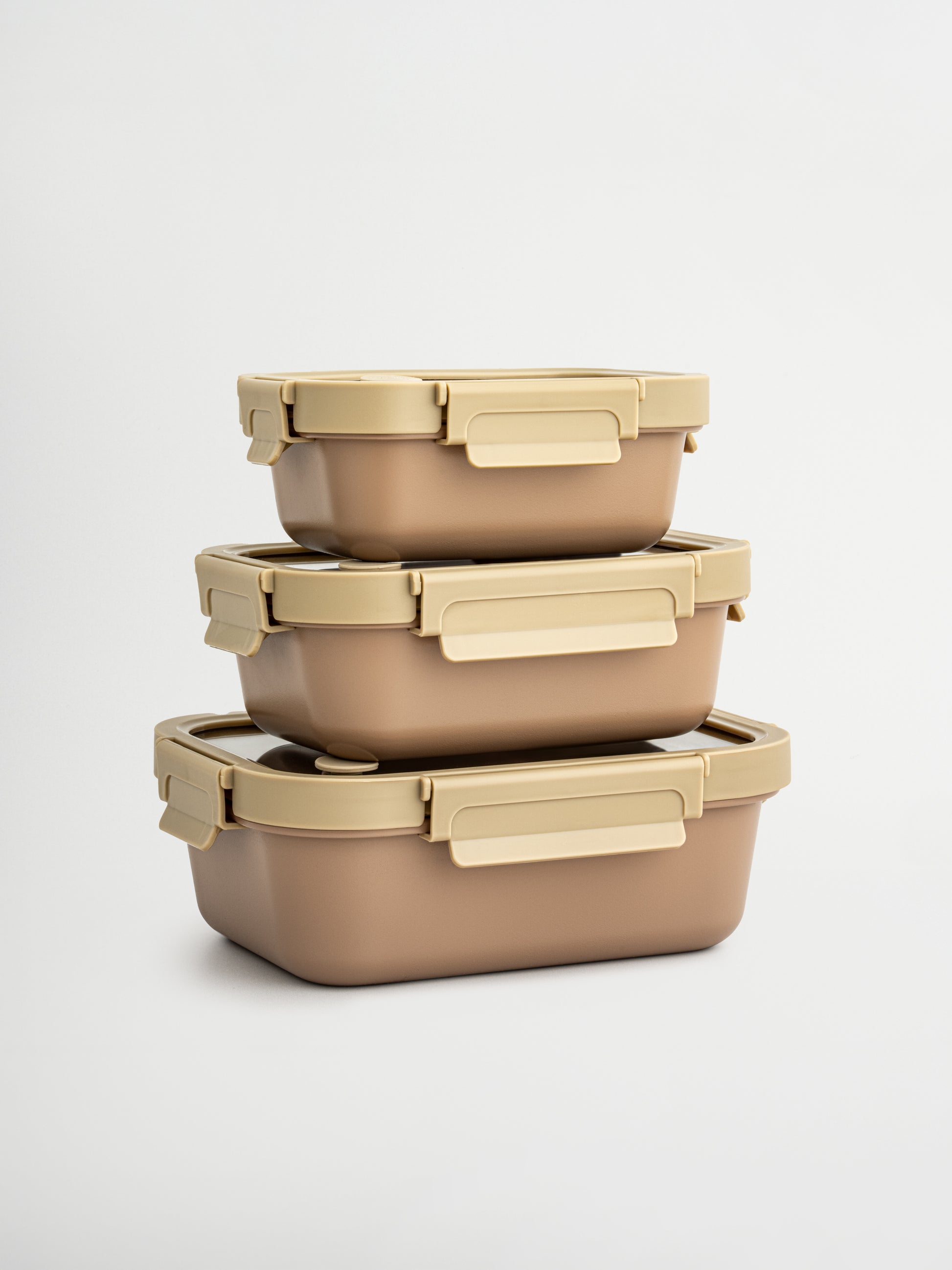 Oven-safe, toxin-free and aesthetic, Azık combines deep brown ceramic tones with a clear plastic lid and soft beige details. Functional yet elegant, perfect for mindful storage, heating and organization. Available in three sizes, ideal for snacks, yogurt or full meals. The ceramic bowl (without lid) is oven-safe. Non-toxic, BPA-free and durable, Azık brings calm and beauty to any kitchen, fridge or pantry.