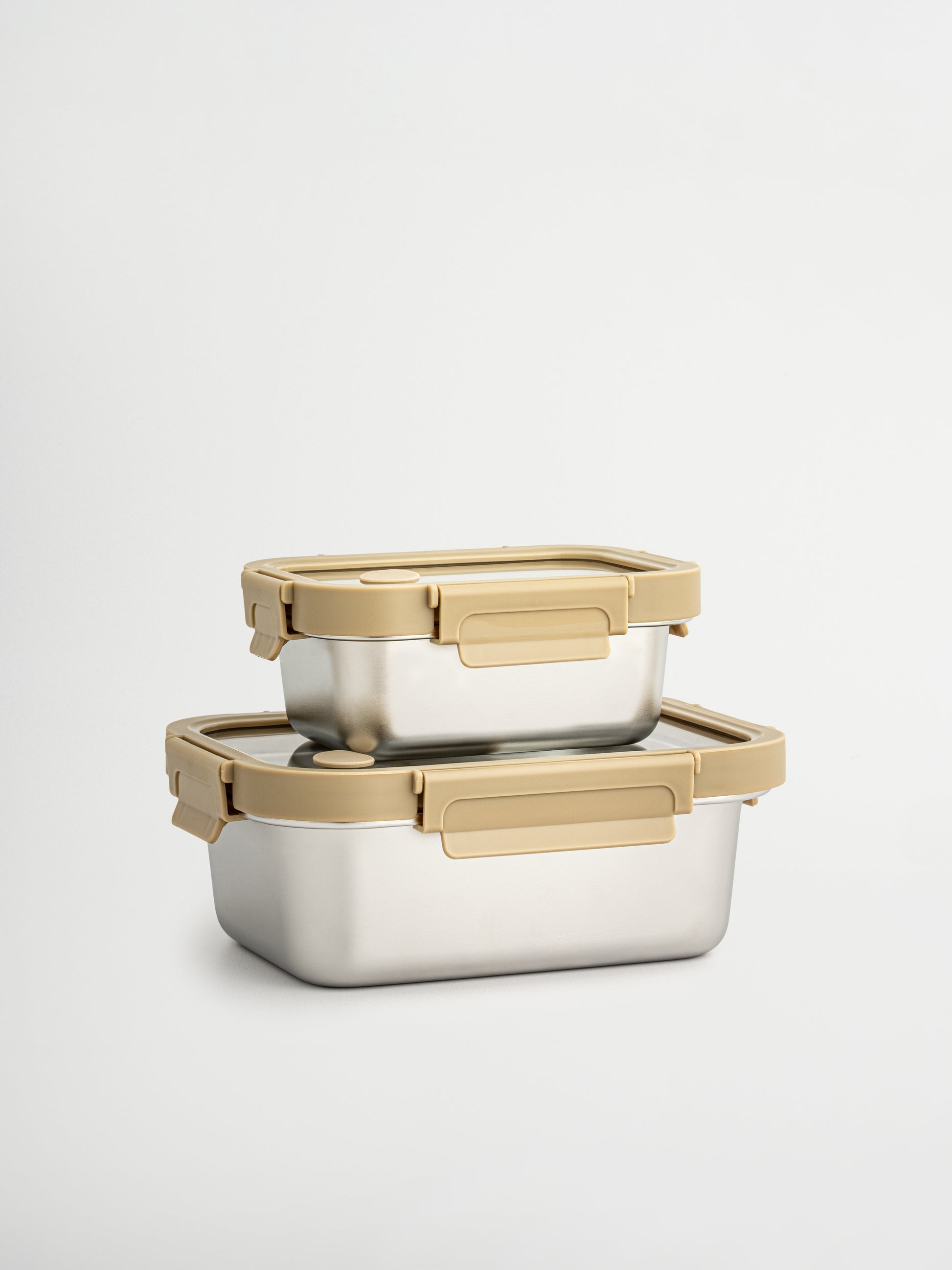 Lightweight, leak-proof and food-safe, Bento is a practical yet elegant stainless steel container with a transparent plastic lid, removable divider and refined beige details. Secure clips ensure tight closure for meal prep, leftovers or dry ingredients. Non-toxic, BPA-free and durable, Bento combines simplicity with functionality. Its soft tones and clear lid bring calm and style to any kitchen, pantry or lunch bag.
