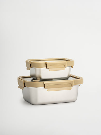 Lightweight, leak-proof and food-safe, Bento is a practical yet elegant stainless steel container with a transparent plastic lid, removable divider and refined beige details. Secure clips ensure tight closure for meal prep, leftovers or dry ingredients. Non-toxic, BPA-free and durable, Bento combines simplicity with functionality. Its soft tones and clear lid bring calm and style to any kitchen, pantry or lunch bag.