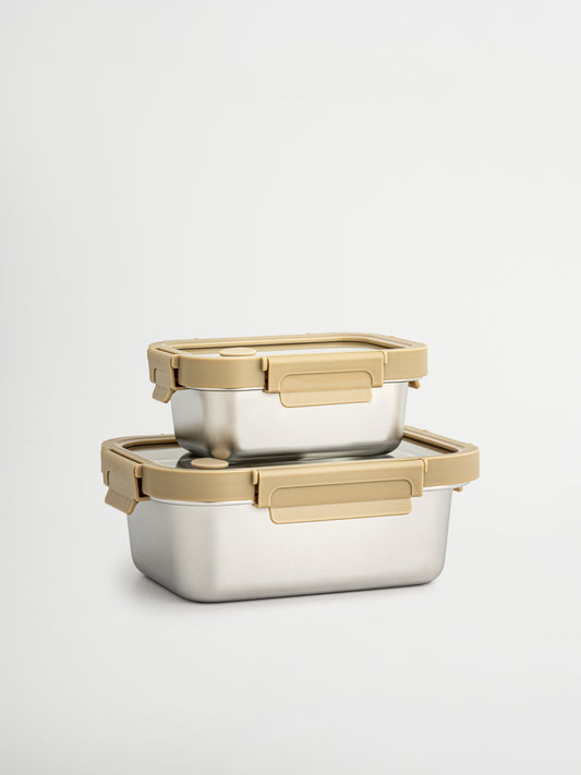 Lightweight, leak-proof and food-safe, Bento is a practical yet elegant stainless steel container with a transparent plastic lid, removable divider and refined beige details. Secure clips ensure tight closure for meal prep, leftovers or dry ingredients. Non-toxic, BPA-free and durable, Bento combines simplicity with functionality. Its soft tones and clear lid bring calm and style to any kitchen, pantry or lunch bag.