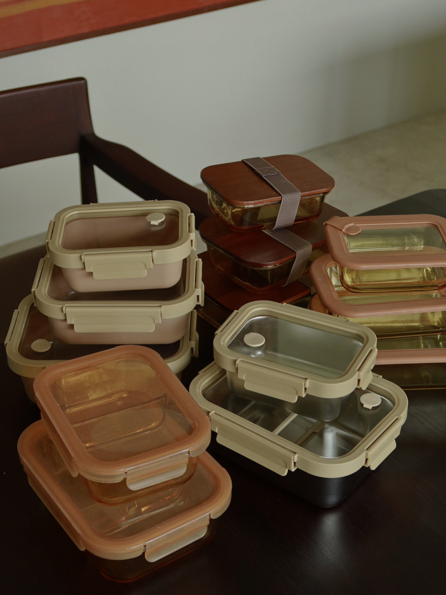 Amber glass storage container Vetto with matching glass lid and refined brown/pink details for stylish food storage and on-the-go use, available in three sizes for smart kitchen organization of yogurt, nuts, snacks, leftovers and meal prep, featuring an integrated silicone vent valve in the lid for pressure release, made from durable, odor- and stain-resistant glass and fully non-toxic, BPA-free and microplastic-free for a safe and reusable food storage solution that combines functionality with timeless aes