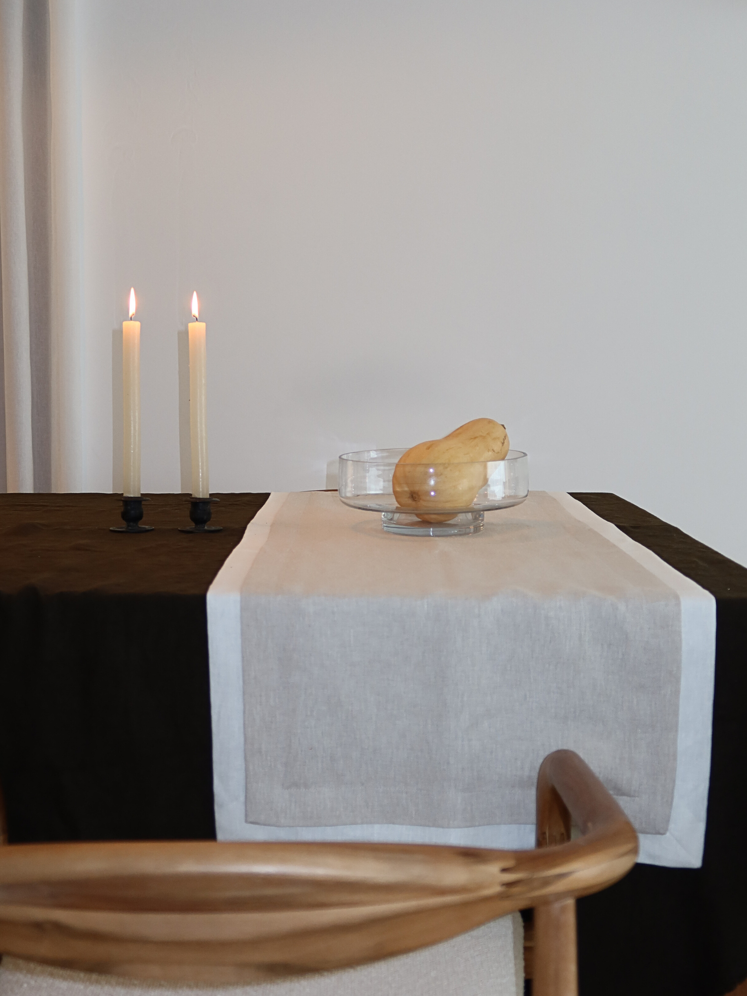 An elegant base for your fruit, Glass Bowl Shin is a spacious, large glass bowl perfect for displaying fruit in a natural and stylish way. Its clear, glass-like appearance highlights everything inside, from juicy apples to colorful citrus, making your presentation stand out. With soft curves and a minimalist design, Shin doubles as a decorative object. Made from clear, durable borosilicate glass, it is strong yet lightweight, adding a fresh and elegant touch to any table or kitchen.