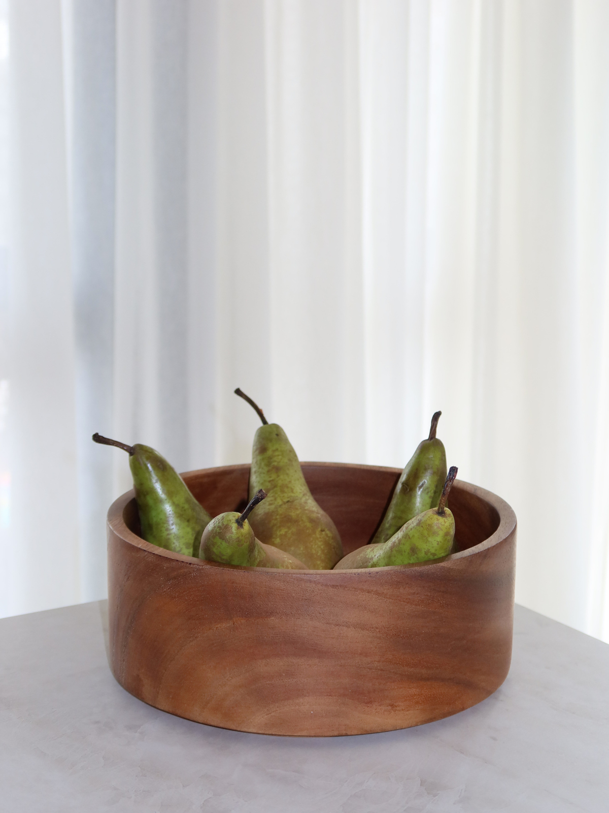 Handmade wooden bowl crafted from sustainable wood in Indonesia, ideal as a wooden fruit bowl, serving bowl or decorative kitchen bowl. The natural wood grain and warm appearance complement a calm, minimalist interior. Perfect for displaying fruit, bread, snacks or other kitchen essentials. A timeless and unique gift for anyone who loves natural materials, sustainable living and beautiful homeware.