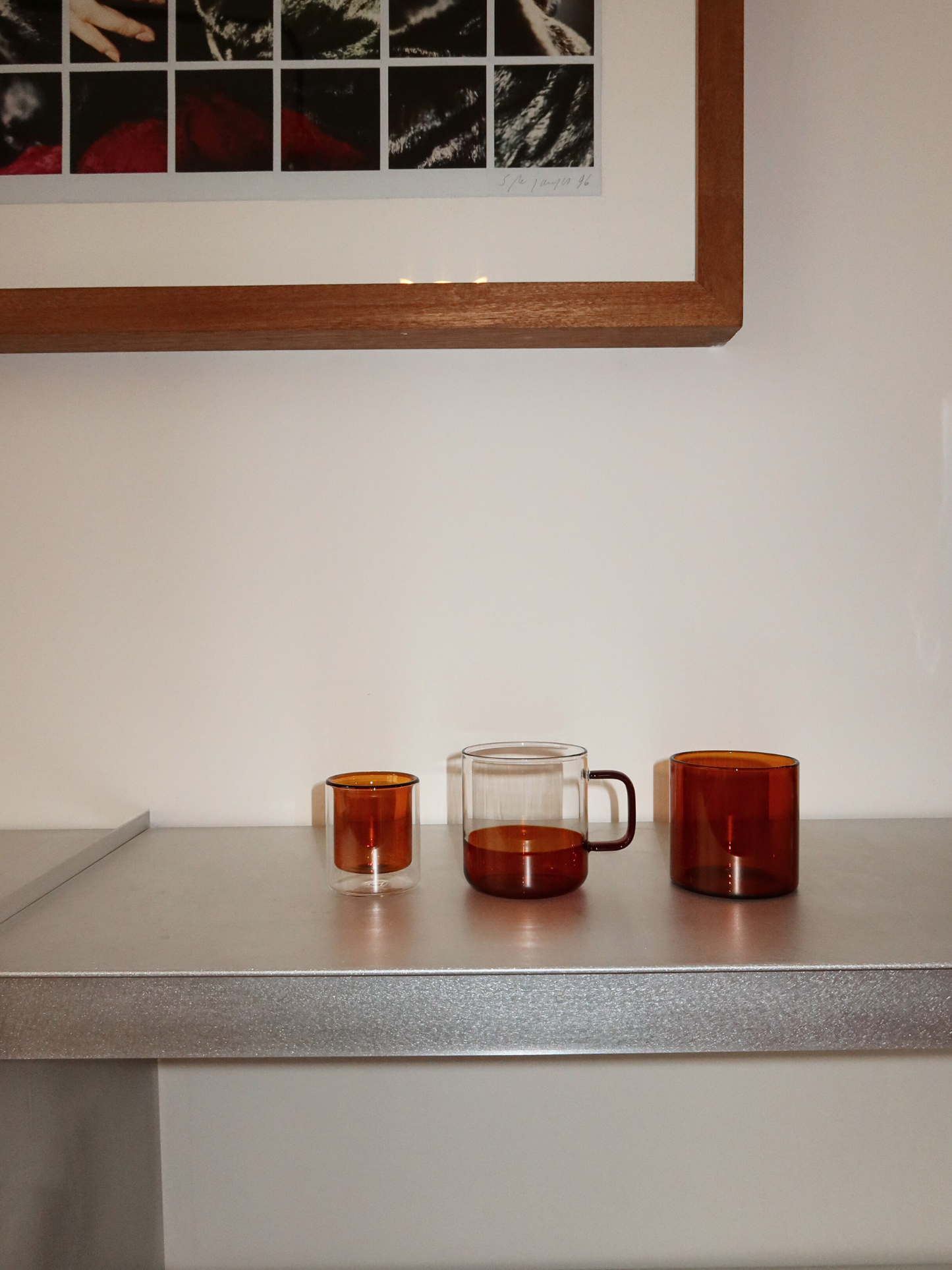 Gerades Espressoglas in einem warmen cognacbraunen Ton, ideal zum Servieren von Espressoshots oder anderen Kaffeegetränken. Das elegante, minimalistische Design verleiht Ihren Kaffeemomenten einen Hauch von Luxus und passt wunderbar in eine moderne, stilvolle Küche oder Kaffeestation. Hergestellt aus langlebigem Glas für den täglichen Gebrauch und bietet ein nachhaltiges und ästhetisches wiederverwendbares Trinkerlebnis.