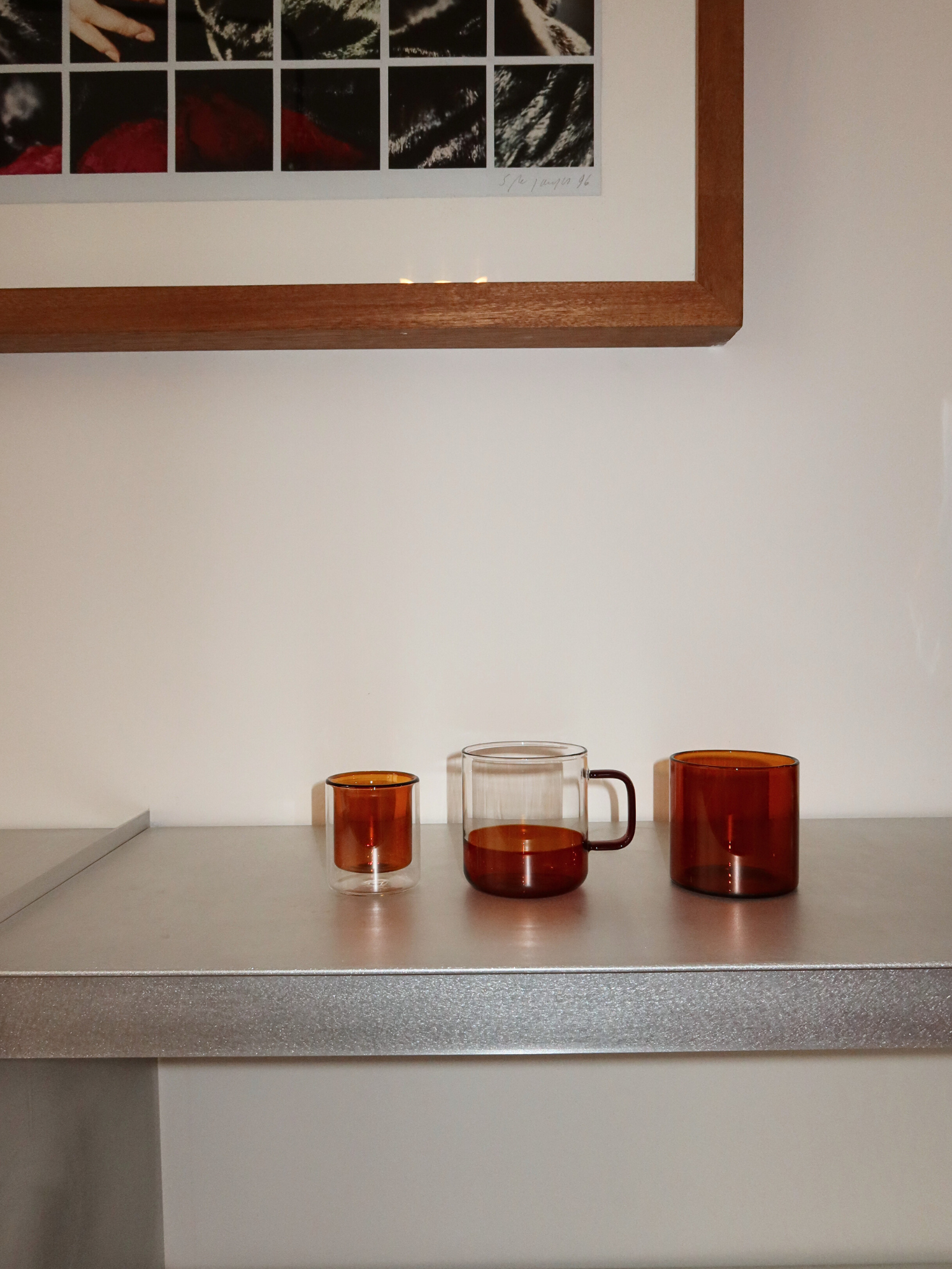 Gerades Espressoglas in einem warmen cognacbraunen Ton, ideal zum Servieren von Espressoshots oder anderen Kaffeegetränken. Das elegante, minimalistische Design verleiht Ihren Kaffeemomenten einen Hauch von Luxus und passt wunderbar in eine moderne, stilvolle Küche oder Kaffeestation. Hergestellt aus langlebigem Glas für den täglichen Gebrauch und bietet ein nachhaltiges und ästhetisches wiederverwendbares Trinkerlebnis.