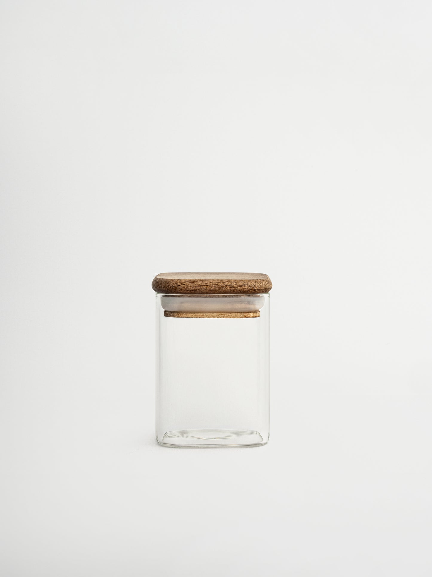 Halten Sie Ihre Kräuter ordentlich und übersichtlich mit dem Gewürzglas Kai. Dank des cleveren quadratischen Formats behalten Sie sofort den Überblick über Ihre Gewürze, was das Kochen schneller und einfacher macht. Das durchsichtige Glasgefäß besteht aus robustem Glas und ist mit einem quadratischen Akazienholzdeckel mit Gummidichtung ausgestattet, der die Kräuter lange frisch hält. Zeitlos, praktisch und gestaltet, um Ihrer Küche eine frische, stilvolle Ausstrahlung zu verleihen. Ideal kombinierbar mit pe