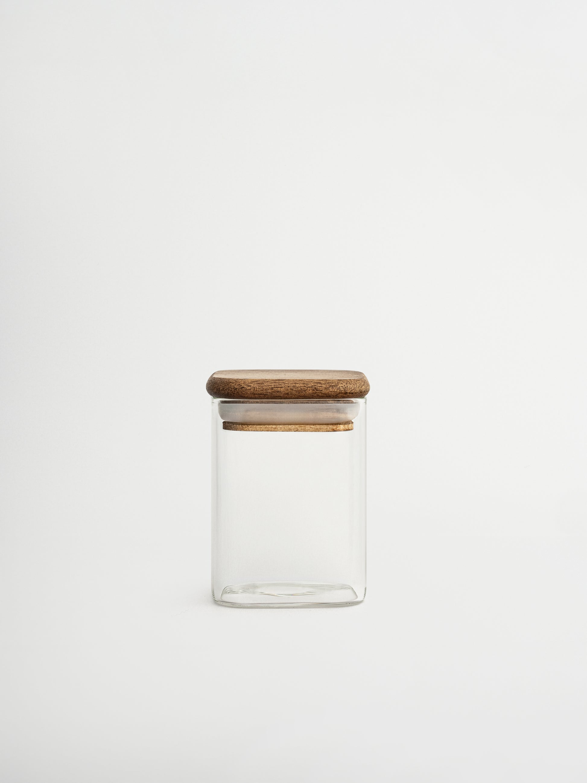 Halten Sie Ihre Kräuter ordentlich und übersichtlich mit dem Gewürzglas Kai. Dank des cleveren quadratischen Formats behalten Sie sofort den Überblick über Ihre Gewürze, was das Kochen schneller und einfacher macht. Das durchsichtige Glasgefäß besteht aus robustem Glas und ist mit einem quadratischen Akazienholzdeckel mit Gummidichtung ausgestattet, der die Kräuter lange frisch hält. Zeitlos, praktisch und gestaltet, um Ihrer Küche eine frische, stilvolle Ausstrahlung zu verleihen. Ideal kombinierbar mit pe