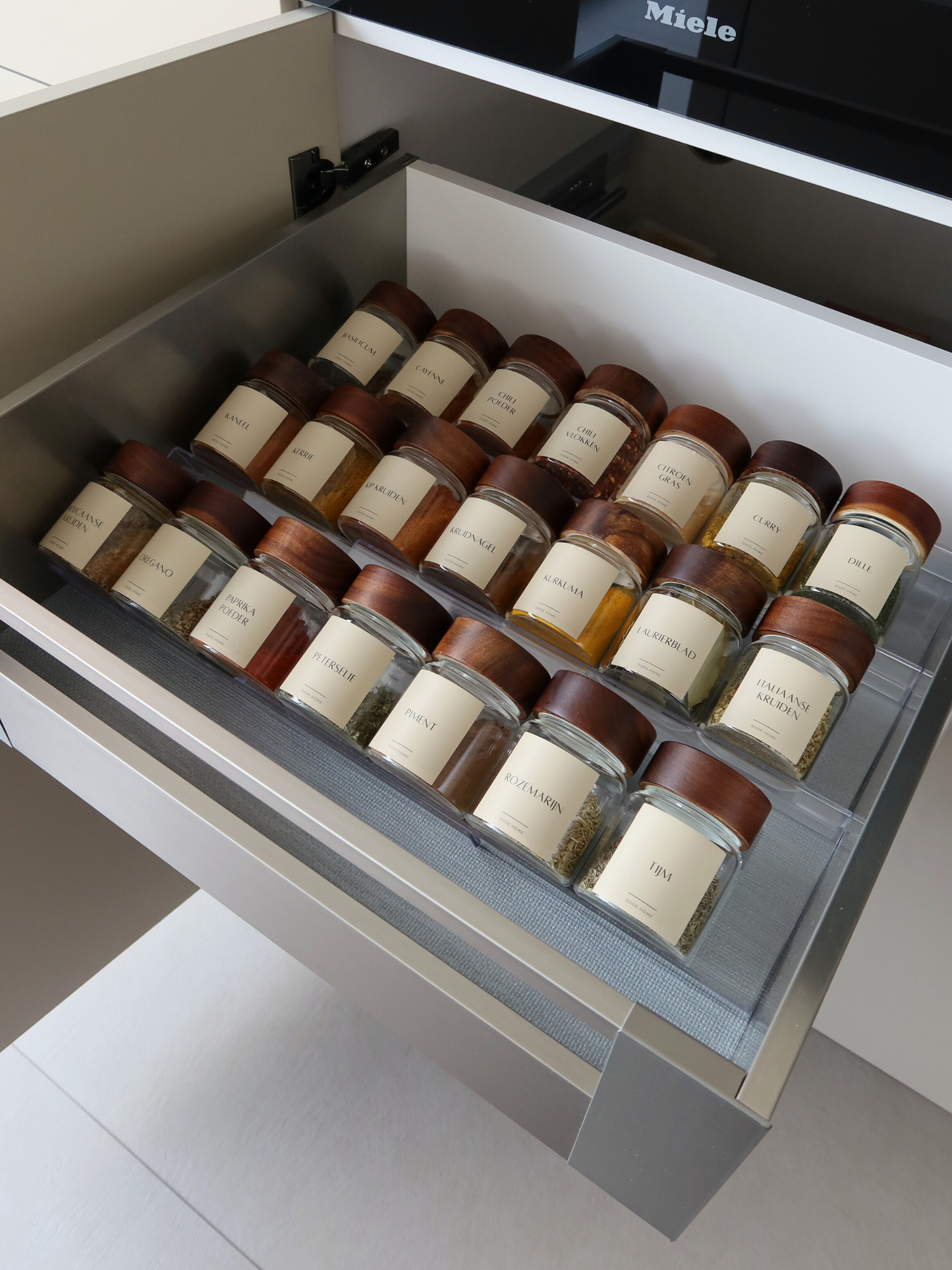 Kruidenpotjes met strooideksel. Kruidenpotjes vierkant rond. Kruidenrek. Kruidenpotjes glas. Deksel hout bamboe acacia. Kruidenpotjes met stickers labels etiketten. Kruidenpotje glazen. Kruiden bewaren. Kruiden organizer. Kruiden organizer lade. Kruiden organiseren. Kruiden organizer uitschuifbaar. Set. Schroefdeksel. Kruidenpotje zwart. Luchtdicht. Keuken organiseren. Kruidenpotje Temu. Spice jar. Spice jars with labels. Brown jar. Bamboo spice jar. Spice jar wood. Pot à épices en bois. Gewürzdose Holz.