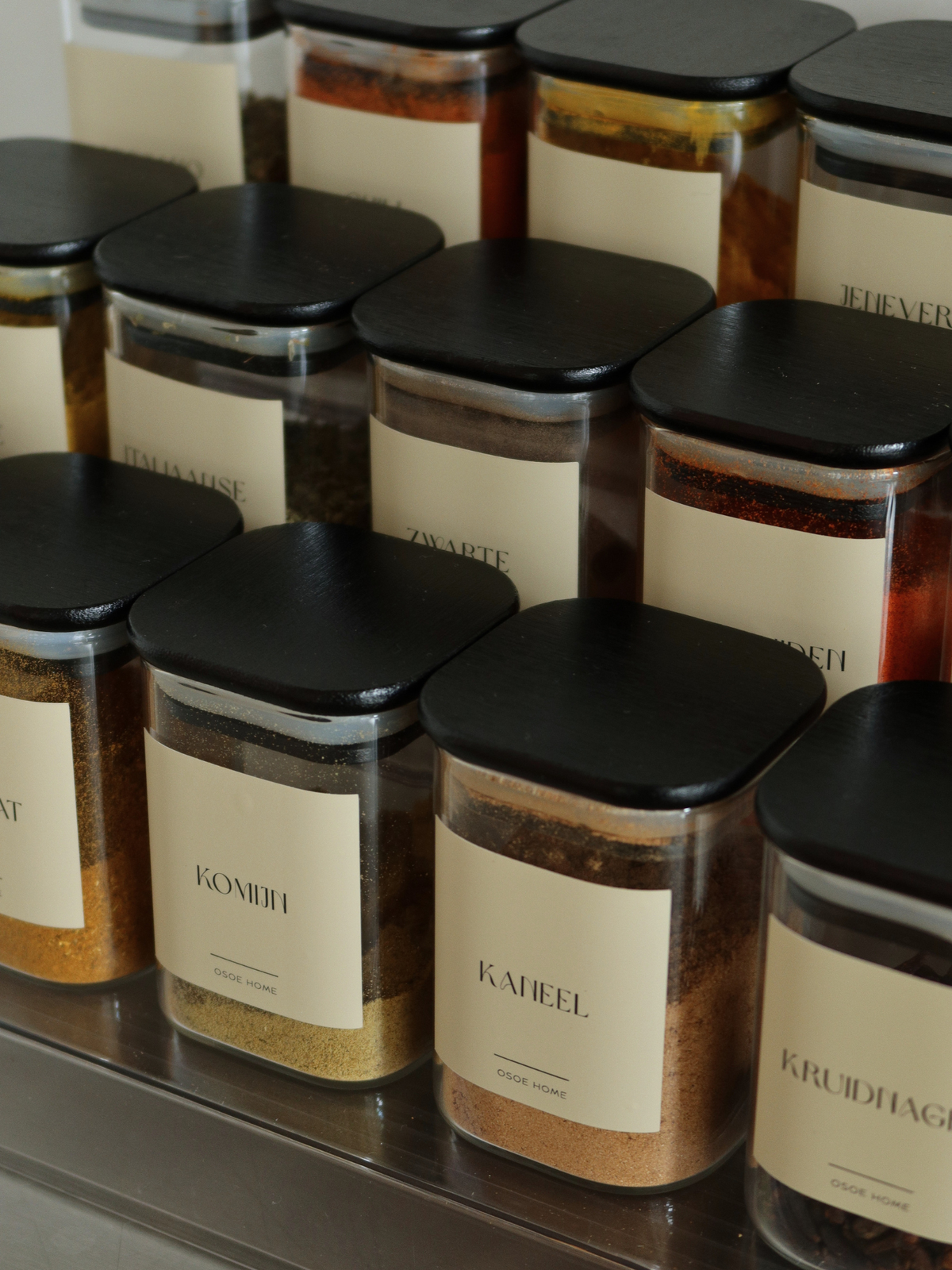 Quadratisches Gewürzglas mit luftdichtem schwarzem Bambusdeckel zur stilvollen und übersichtlichen Aufbewahrung von Kräutern und Gewürzen. Das klare Glas und der natürliche Bambusdeckel verbinden praktische Aufbewahrung mit einer ruhigen, modernen Optik. Ideal für Gewürzregale, Küchenschränke und Gewürzschubladen und perfekt mit Etiketten kombinierbar. Ein praktischer Gewürzorganizer, um Kräuter und Gewürze ordentlich zu organisieren und jedes Glas gut sichtbar und griffbereit aufzubewahren.