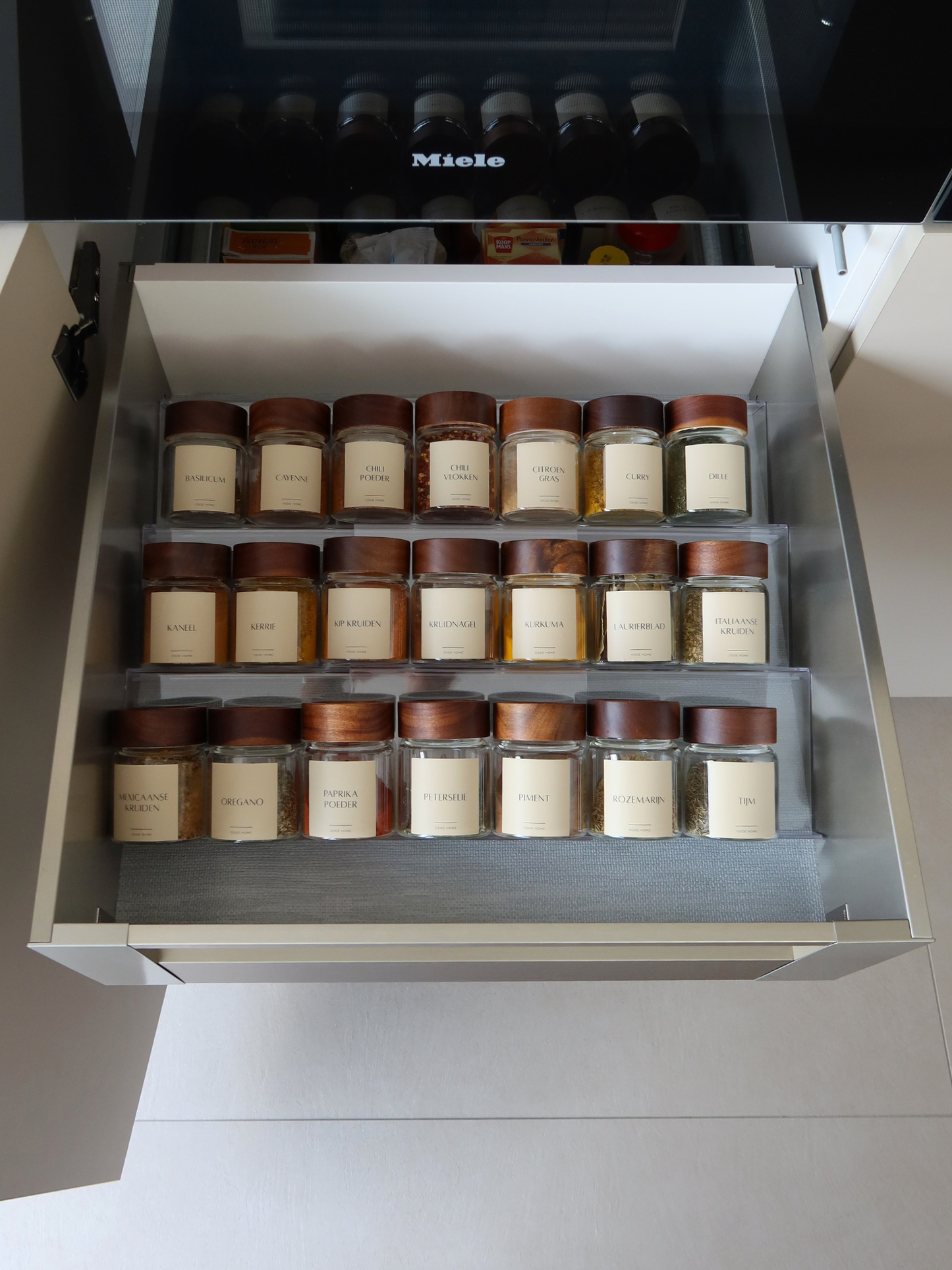 Transparentes Acryl-Gewürzregal Ayla zur organisierten Aufbewahrung von bis zu 15 Osoe Home Gewürzgläsern in der Küchenschublade, hergestellt aus robustem klarem Acryl mit minimalistischem und platzsparendem Design, das perfekt in moderne Küchen passt, ideal für organisierte Gewürzaufbewahrung, Schubladenorganisation und eine ruhige aufgeräumte Küchenästhetik mit schnellem Zugriff auf Kräuter und Gewürze beim Kochen, während gleichzeitig ein luxuriöser und perfekt organisierter Pantry-Look in der Küche.