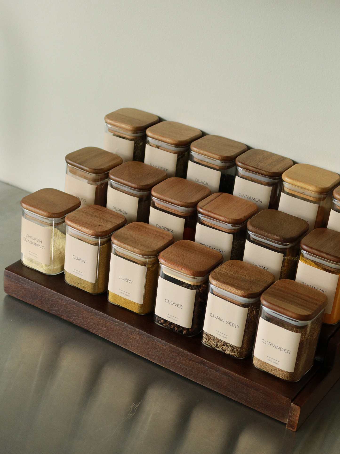 Gewürzregal aus dunkelbraunem Holz mit Glasbehältern und Holzdeckeln, natürlicher Küchenorganizer aus Holz für Schubladen, Holzschale oder Obstschale, kleiner Holzlöffel und Bambuslöffel, Aufbewahrung aus hellem oder dunklem Holz für Küche oder Bad. Holzaufbewahrung für Küche oder Bad mit Gewürzgläsern aus Holz, Vorratsglas mit Holzdeckel, Schubladenteiler und Organizer in dunkelbraunem Holz, Holzschale, Bambuslöffel und natürliche Küchenaccessoires aus Holz in heller oder dunkler Ausführung.