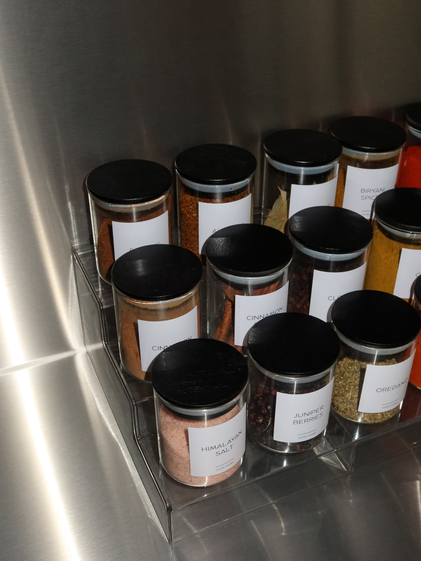 Ausziehbares Gewürzregal aus transparentem Acryl, ideal zur übersichtlichen Aufbewahrung von Gewürzgläsern in der Küchenschublade. Dieses durchsichtige Acryl-Gewürzregal sorgt für Ordnung und eine klare, minimalistische Optik, bei der alle Gewürze gut sichtbar und leicht zugänglich sind. Ein platzsparendes Gewürz- und Schubladen-Organizer-System, das sich flexibel an verschiedene Schubladengrößen anpasst und eine strukturierte Küchenorganisation unterstützt. Perfekt für eine aufgeräumte, Küchen.