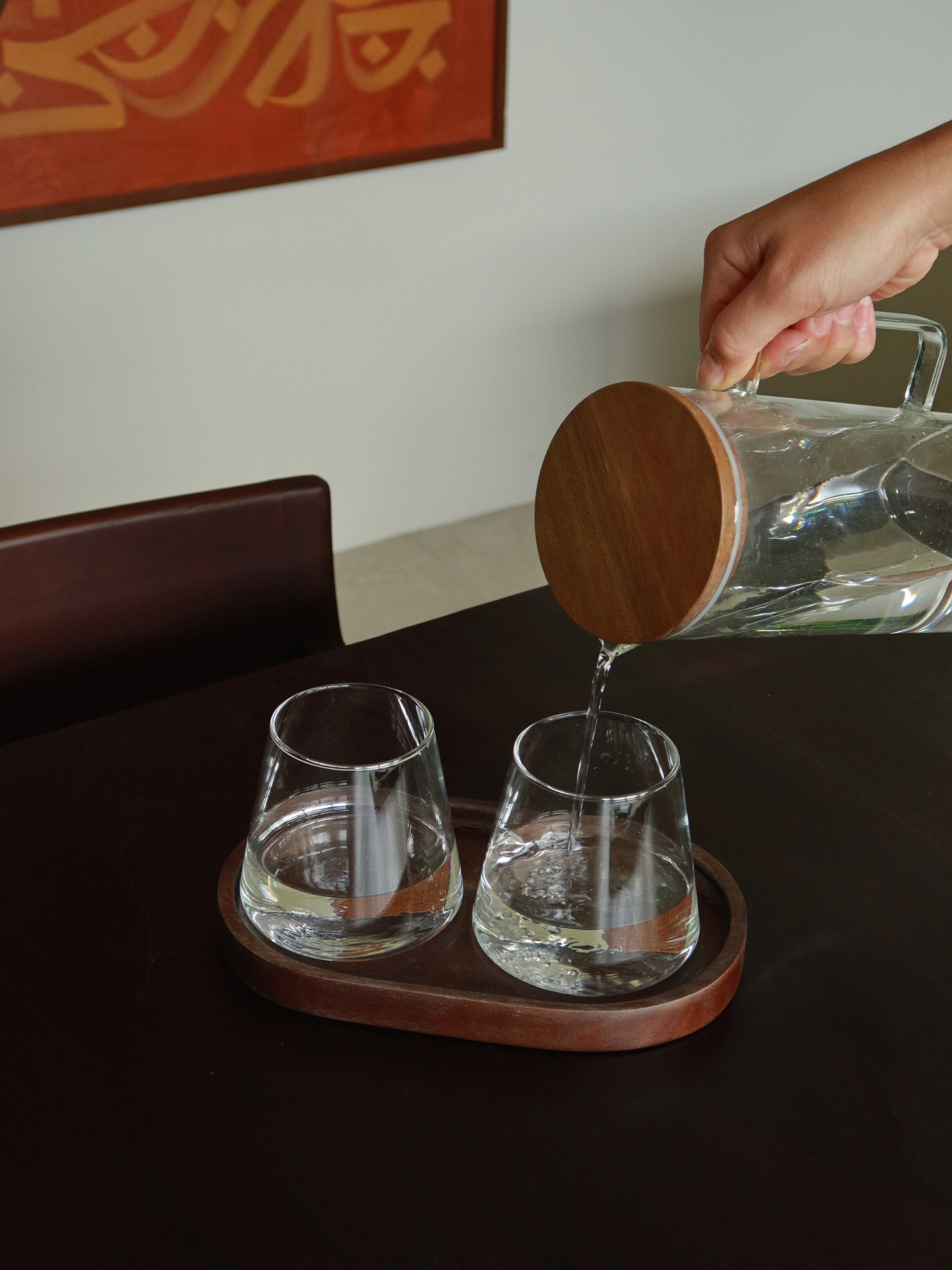 Zeg vaarwel tegen verschillende glazen en creëer rust op tafel met het Aiko glas. Het lichte ontwerp en de subtiele driehoekige vorm geven een moderne uitstraling en zorgen direct voor een restaurantgevoel bij jou thuis. Praktisch én bijzonder, het tijdloze transparante design maakt Aiko een veelzijdige basis — stijlvol genoeg voor een sfeervol diner, maar ook perfect voor een glas water of bruisend drankje in het dagelijks leven. Hittebestendig, duurzaam en per stuk verkrijgbaar. 