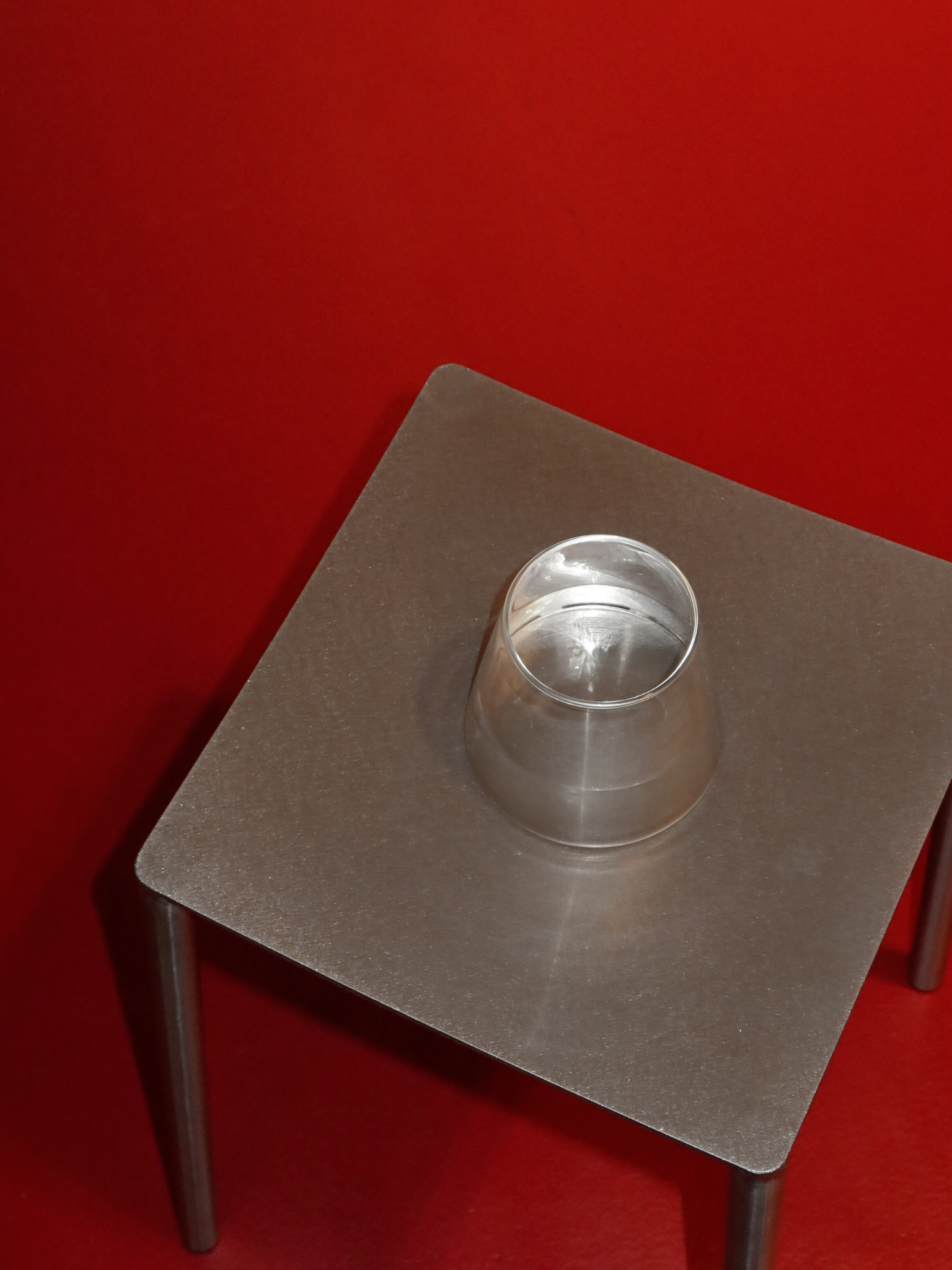 Weg met de mix van verschillende glazen — kies voor het Aiko-glas. De driehoekige vorm geeft een moderne uitstraling en creëert meteen een restaurantachtige sfeer bij jou thuis. Praktisch maar bijzonder: het tijdloze ontwerp van helder glas maakt Aiko de perfecte basis. Elegant genoeg voor een chic diner, maar ook ideaal voor een glas water of frisdrank op een gewone dag. Hittebestendig, duurzaam en per stuk verkocht.