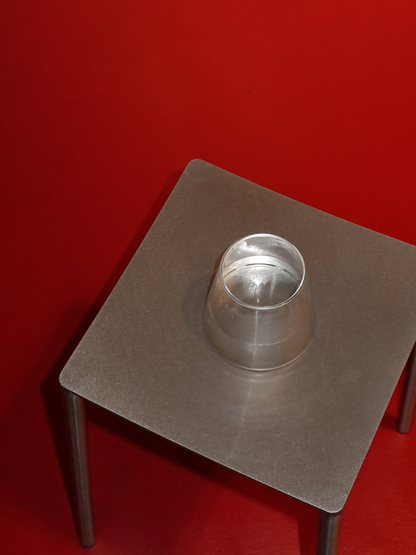 Weg met de mix van verschillende glazen — kies voor het Aiko-glas. De driehoekige vorm geeft een moderne uitstraling en creëert meteen een restaurantachtige sfeer bij jou thuis. Praktisch maar bijzonder: het tijdloze ontwerp van helder glas maakt Aiko de perfecte basis. Elegant genoeg voor een chic diner, maar ook ideaal voor een glas water of frisdrank op een gewone dag. Hittebestendig, duurzaam en per stuk verkocht.