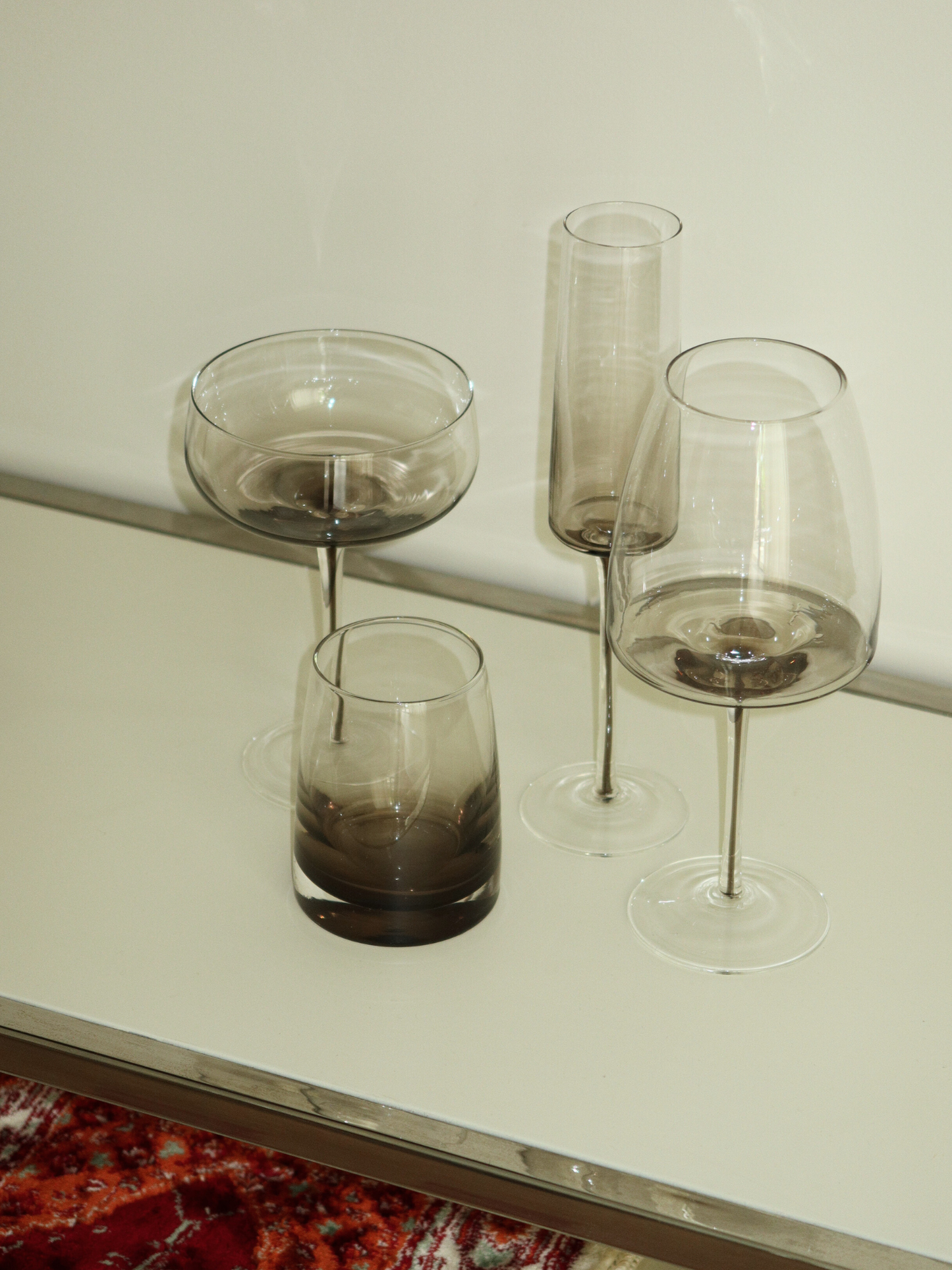 Glass Aween features a slender stem and an elegant ombre effect from dark brown to transparent, perfect for adding a chic and refined touch to your wine moments. This stylish, reusable wine glass combines minimalist design with a luxurious feel, ideal for modern kitchens or restaurant-style table settings. Suitable for wine, prosecco, or other festive drinks and made from durable glass for everyday use.