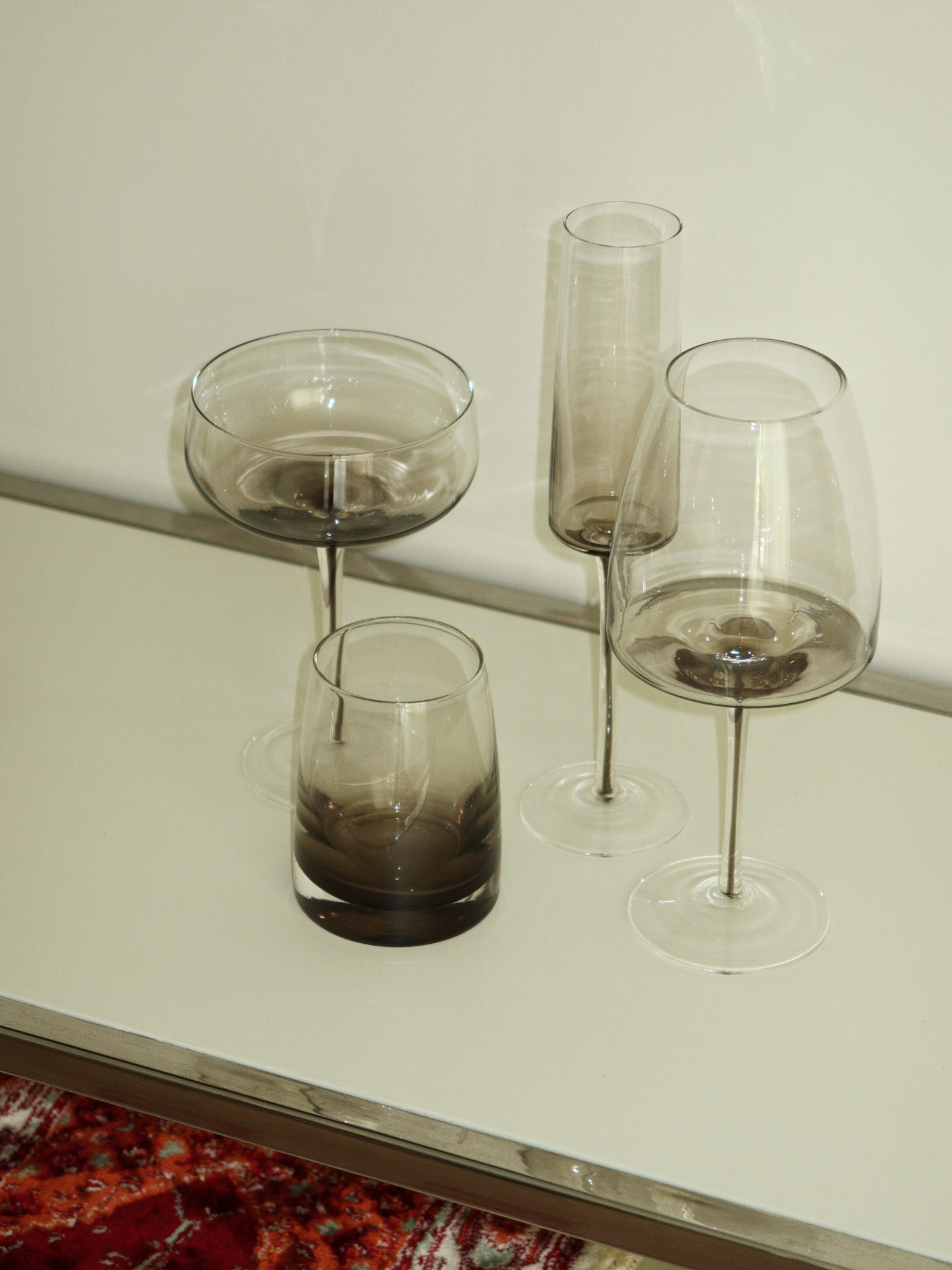 Glass Aween features a slender stem and an elegant ombre effect from dark brown to transparent, perfect for adding a chic and refined touch to your wine moments. This stylish, reusable wine glass combines minimalist design with a luxurious feel, ideal for modern kitchens or restaurant-style table settings. Suitable for wine, prosecco, or other festive drinks and made from durable glass for everyday use.