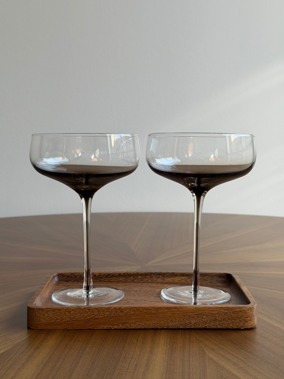 Glas Iffat bietet eine stilvolle und elegante Präsentation für Ihre Getränke, mit einem schlanken Stiel und einem markanten Ombre-Effekt von Dunkelbraun zu transparent, der sofort ins Auge fällt. Gefertigt aus langlebigem, hitzebeständigem Borosilikatglas ist es leicht, edel und dennoch robust genug für den täglichen Gebrauch oder besondere Anlässe. Perfekt für Mocktails, Cocktails oder festliche Getränke wird Iffat im Zweierset geliefert und verleiht Ihrem Tisch echtes Restaurant-Feeling. 