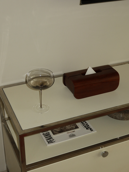 Glas Iffat bietet eine stilvolle und elegante Präsentation für Ihre Getränke, mit einem schlanken Stiel und einem markanten Ombre-Effekt von Dunkelbraun zu transparent, der sofort ins Auge fällt. Gefertigt aus langlebigem, hitzebeständigem Borosilikatglas ist es leicht, edel und dennoch robust genug für den täglichen Gebrauch oder besondere Anlässe. Perfekt für Mocktails, Cocktails oder festliche Getränke wird Iffat im Zweierset geliefert und verleiht Ihrem Tisch echtes Restaurant-Feeling. Ein eleganter Bli