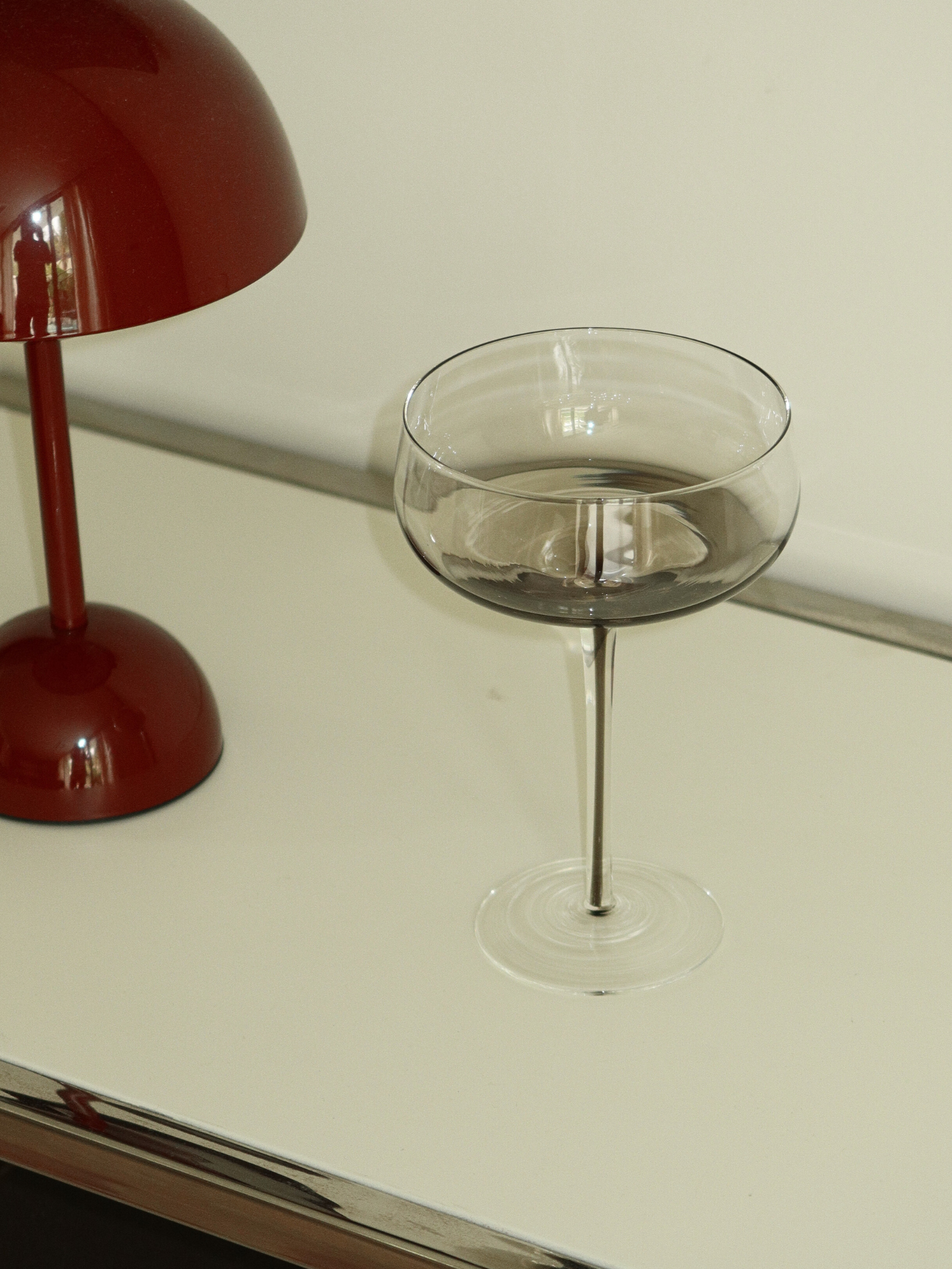 Glas Iffat biedt een chique en elegante presentatie voor je drankjes, met een slanke steel en een opvallend ombre-effect van donkerbruin naar transparant dat meteen de aandacht trekt. Gemaakt van duurzaam, hittebestendig borosilicaatglas, is het licht, verfijnd en sterk genoeg voor dagelijks gebruik of speciale gelegenheden. Perfect voor mocktails, cocktails of feestelijke drankjes. Iffat wordt geleverd als set van twee en brengt een echte restaurantkwaliteit naar je tafel.