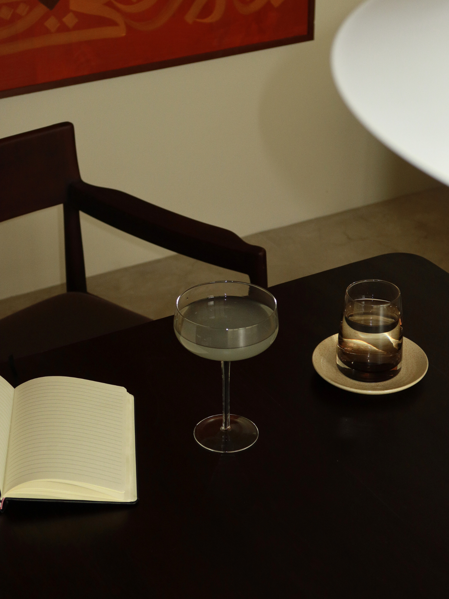Glas Iffat biedt een chique en elegante presentatie voor je drankjes, met een slanke steel en een opvallend ombre-effect van donkerbruin naar transparant dat direct de aandacht trekt. Gemaakt van duurzaam, hittebestendig borosilicaatglas, is het lichtgewicht, verfijnd en sterk genoeg voor dagelijks gebruik of speciale gelegenheden. Perfect voor mocktails, cocktails of feestelijke drankjes, wordt Iffat geleverd als set van twee en geeft het een echte restaurantkwaliteit aan je tafel. Een stijlvolle blikvange