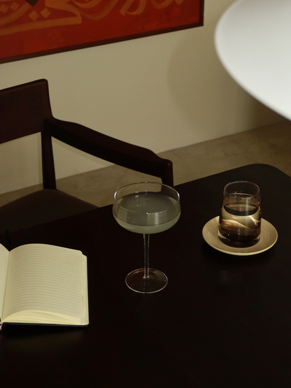 Glas Iffat biedt een chique en elegante presentatie voor je drankjes, met een slanke steel en een opvallend ombre-effect van donkerbruin naar transparant dat direct de aandacht trekt. Gemaakt van duurzaam, hittebestendig borosilicaatglas, is het lichtgewicht, verfijnd en sterk genoeg voor dagelijks gebruik of speciale gelegenheden. Perfect voor mocktails, cocktails of feestelijke drankjes, wordt Iffat geleverd als set van twee en geeft het een echte restaurantkwaliteit aan je tafel. Een stijlvolle blikvange