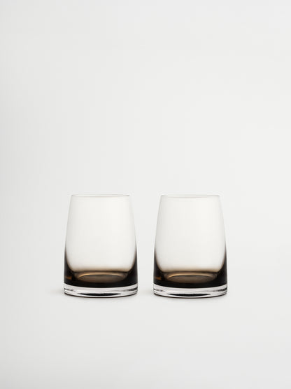 Tumbler glas Izzah met elegant ombre-effect van donkerbruin naar transparant glas, perfect om water, sap of andere verfrissende dranken stijlvol te serveren. Het minimalistische, slanke ontwerp geeft een verfijnde, restaurantachtige sfeer aan je tafel of koffiecorner. Gemaakt van duurzaam, herbruikbaar glas en ideaal voor esthetische drinkware, moderne keukens en stijlvolle tafeldecoratie.
