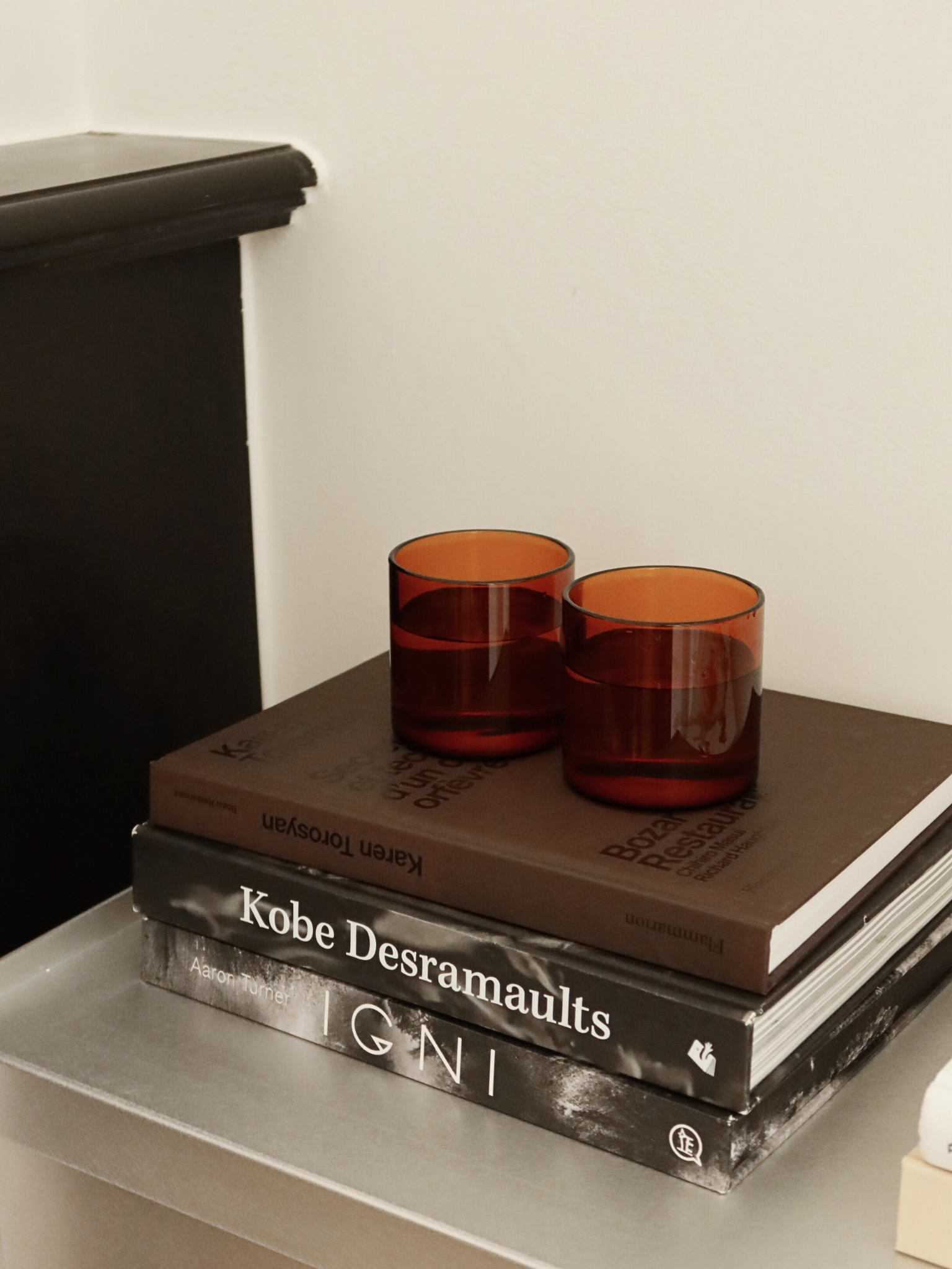 Glas Mei met een recht design, ideaal om water, frisse drankjes of zelfs een cappuccino thuis te serveren. De warme bruin/cognac tint voegt een vleugje elegantie en karakter toe aan je tafel of koffiehoek. Gemaakt van duurzaam en herbruikbaar glas combineert dit minimalistische glas een moderne esthetiek met een hoogwaardige drinkervaring, waardoor je thuis dat echte restaurantgevoel krijgt.