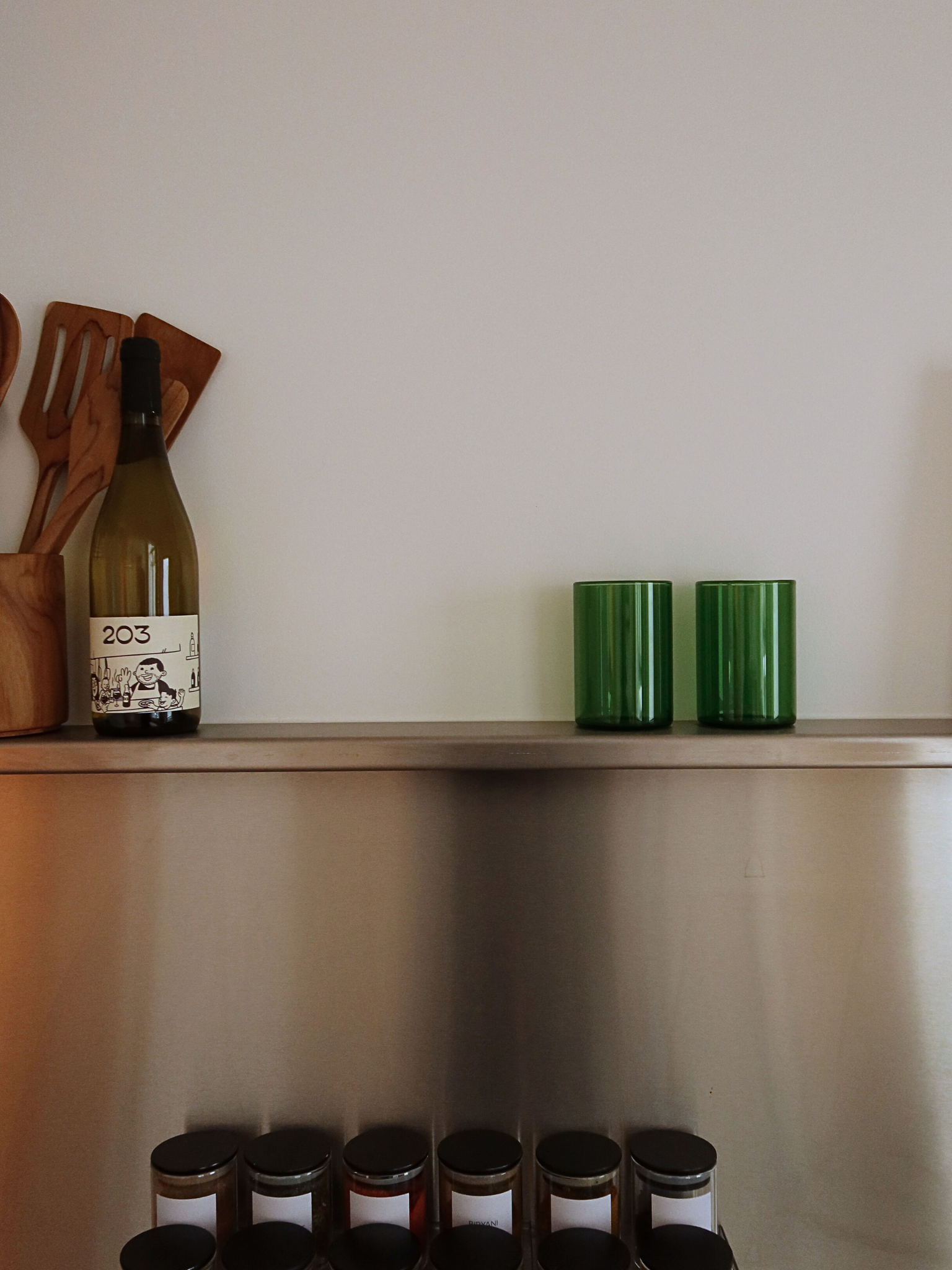 Verleihen Sie Ihrem Tisch ein trendiges Upgrade mit dem Glas Naoki, das durch sein höheres Design und die tiefgrüne Farbe eine subtile Restaurant-Note setzt. Perfekt für Wasser, Softdrinks oder gekühlte Getränke zum Abendessen. Komplett aus grünem Borosilikatglas gefertigt, verbindet es zeitlose Eleganz mit praktischer Langlebigkeit. Hitzebeständig und stark genug für den täglichen Gebrauch, dabei dennoch raffiniert genug, um jedes Tischarrangement aufzuwerten. Wird einzeln verkauft, sodass Sie genau die An