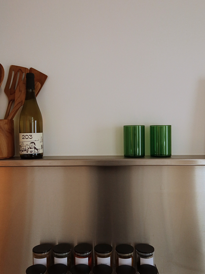 Verleihen Sie Ihrem Tisch ein trendiges Upgrade mit dem Glas Naoki, das durch sein höheres Design und die tiefgrüne Farbe eine subtile Restaurant-Note setzt. Perfekt für Wasser, Softdrinks oder gekühlte Getränke zum Abendessen. Komplett aus grünem Borosilikatglas gefertigt, verbindet es zeitlose Eleganz mit praktischer Langlebigkeit. Hitzebeständig und stark genug für den täglichen Gebrauch, dabei dennoch raffiniert genug, um jedes Tischarrangement aufzuwerten. Wird einzeln verkauft, sodass Sie genau die An