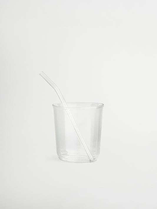 Aesthetic Glas Sayo, een herbruikbare glazen beker geïnspireerd op de klassieke plastic cup, maar volledig gemaakt van duurzaam borosilicaatglas. Perfect voor iced coffees, matcha, smoothies en andere frisse dranken. Minimalistisch en stijlvol ontwerp dat een moderne upgrade geeft aan je dagelijkse drinkmomenten. Ideaal voor eco-vriendelijke, duurzame keukenaccessoires en esthetische koffie- en thee-ervaringen thuis.