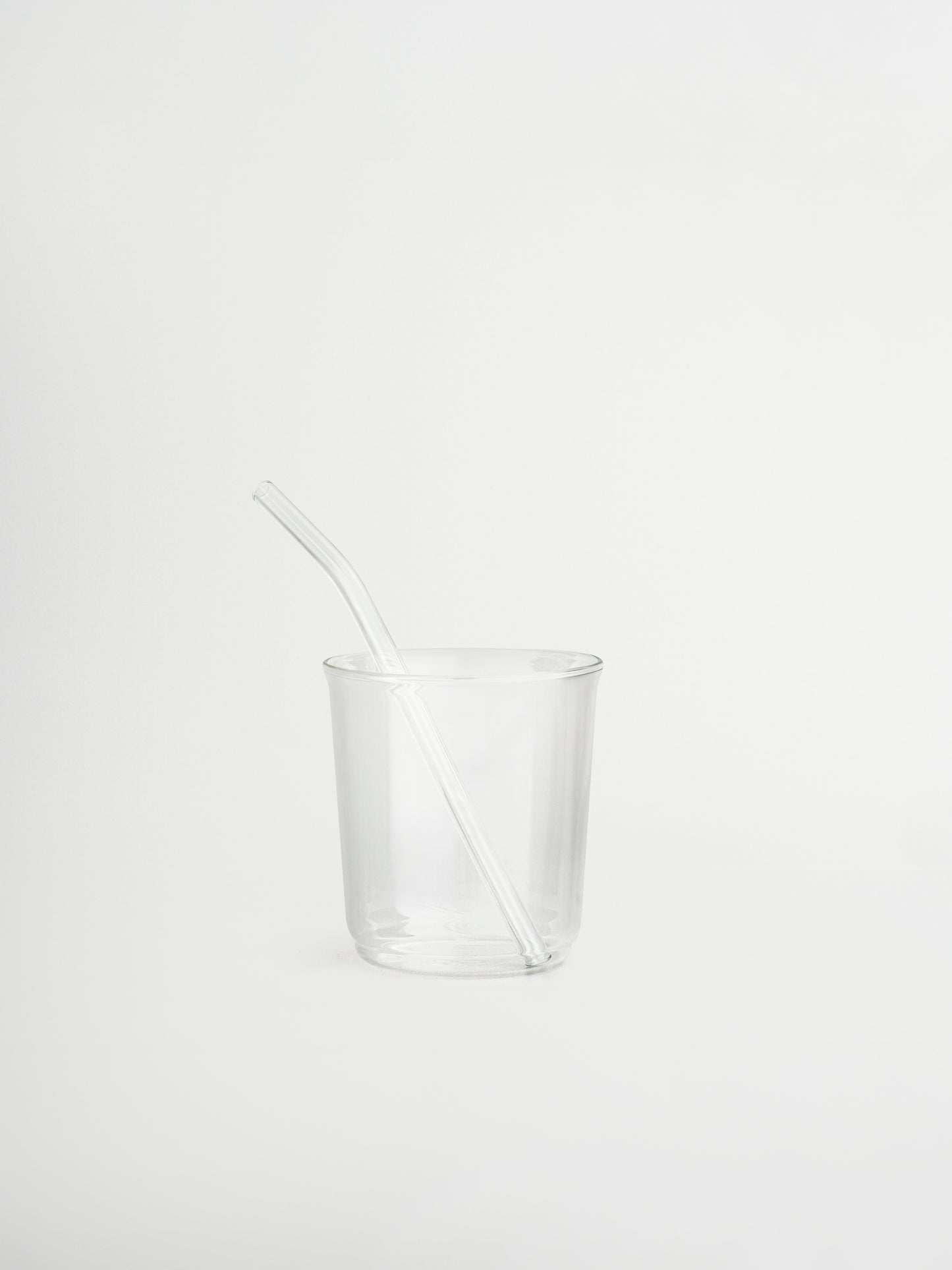 Aesthetic Glas Sayo, een herbruikbare glazen beker geïnspireerd op de klassieke plastic cup, maar volledig gemaakt van duurzaam borosilicaatglas. Perfect voor iced coffees, matcha, smoothies en andere frisse dranken. Minimalistisch en stijlvol ontwerp dat een moderne upgrade geeft aan je dagelijkse drinkmomenten. Ideaal voor eco-vriendelijke, duurzame keukenaccessoires en esthetische koffie- en thee-ervaringen thuis.