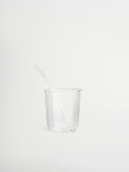 Aesthetic Glas Sayo, een herbruikbare glazen beker geïnspireerd op de klassieke plastic cup, maar volledig gemaakt van duurzaam borosilicaatglas. Perfect voor iced coffees, matcha, smoothies en andere frisse dranken. Minimalistisch en stijlvol ontwerp dat een moderne upgrade geeft aan je dagelijkse drinkmomenten. Ideaal voor eco-vriendelijke, duurzame keukenaccessoires en esthetische koffie- en thee-ervaringen thuis.