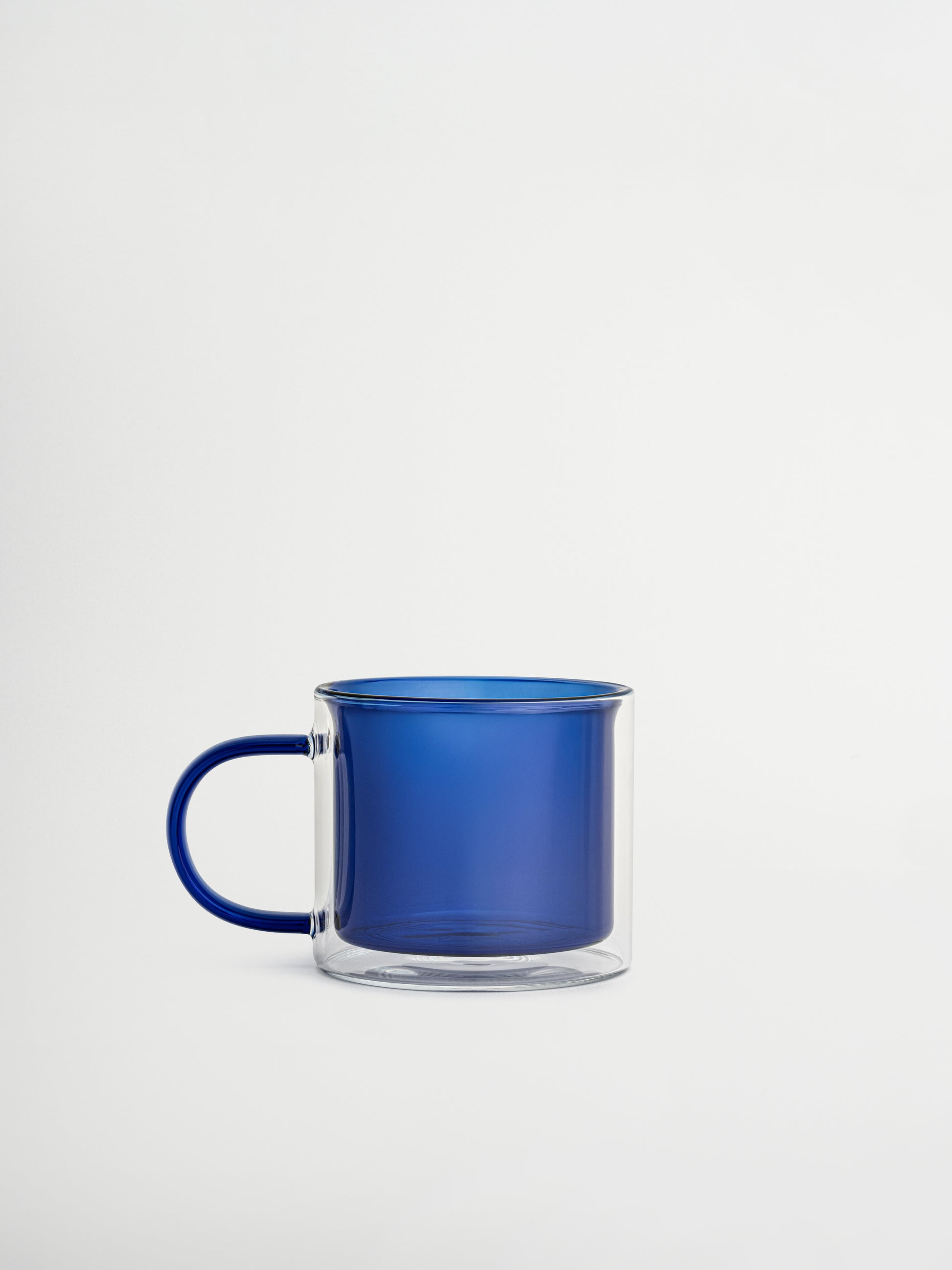 Zeg vaarwel tegen standaard mokken en ontdek Glas Soo-ah, met een rijke, opvallende blauwe kleur die stijl en sfeer toevoegt aan je tafel zonder te overdrijven. Het tijdloze ontwerp met dubbele wand is gemaakt van duurzaam, hittebestendig borosilicaatglas, perfect voor warme dranken zonder dat het glas te heet wordt om vast te houden. Sterk en langdurig, praktisch én esthetisch. Wordt per stuk verkocht, ideaal om één te kiezen of een volledige set te verzamelen.