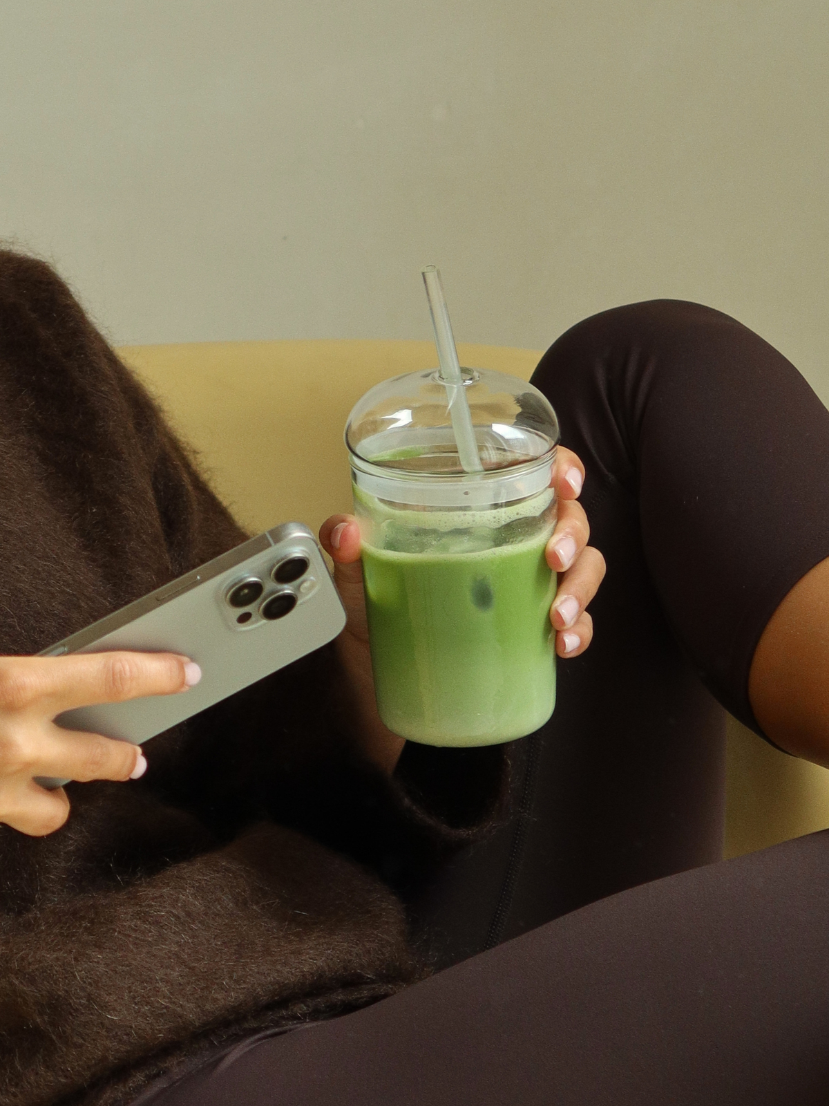 Glas-Trinkbecher für unterwegs mit auslaufsicherem Deckel und passendem Strohhalm für Eiskaffee, Iced Matcha, Smoothies und erfrischende Getränke. Der wiederverwendbare Glasbecher verbindet stilvolles Design mit praktischem Alltag und eignet sich ideal für Büro, Sport, unterwegs oder Aktivitäten im Freien. Der passende Strohhalm macht das Trinken angenehm, während das langlebige Glas eine elegante Alternative zu Einwegbechern bietet. Perfekt für moderne Routinen und eine minimalistische Drinkware-Kollektion