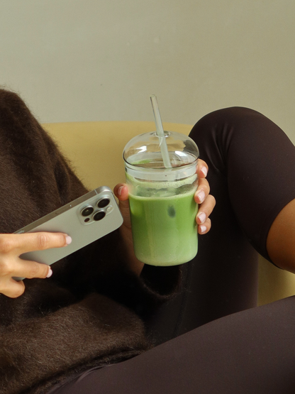 Glas-Trinkbecher für unterwegs mit auslaufsicherem Deckel und passendem Strohhalm für Eiskaffee, Iced Matcha, Smoothies und erfrischende Getränke. Der wiederverwendbare Glasbecher verbindet stilvolles Design mit praktischem Alltag und eignet sich ideal für Büro, Sport, unterwegs oder Aktivitäten im Freien. Der passende Strohhalm macht das Trinken angenehm, während das langlebige Glas eine elegante Alternative zu Einwegbechern bietet. Perfekt für moderne Routinen und eine minimalistische Drinkware-Kollektion