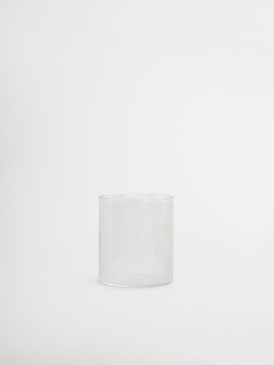 Glas Yuki met rechte vorm en elegante ribbels, ideaal om je tafel stijlvol aan te kleden zonder dat het te veel opvalt. Het ribbelontwerp vangt het licht prachtig en geeft water, frisdrank of gekoelde dranken net dat beetje extra uitstraling. Gemaakt van duurzaam, hittebestendig borosilicaatglas, stevig genoeg voor dagelijks gebruik en elegant genoeg voor een restaurantachtige sfeer. Wordt per stuk verkocht en is te combineren met de bijpassende karaf (los verkrijgbaar) voor een complete set.