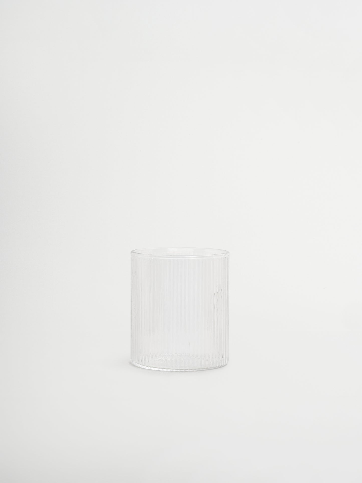 Glas Yuki met rechte vorm en elegante ribbels, ideaal om je tafel stijlvol aan te kleden zonder dat het te veel opvalt. Het ribbelontwerp vangt het licht prachtig en geeft water, frisdrank of gekoelde dranken net dat beetje extra uitstraling. Gemaakt van duurzaam, hittebestendig borosilicaatglas, stevig genoeg voor dagelijks gebruik en elegant genoeg voor een restaurantachtige sfeer. Wordt per stuk verkocht en is te combineren met de bijpassende karaf (los verkrijgbaar) voor een complete set.