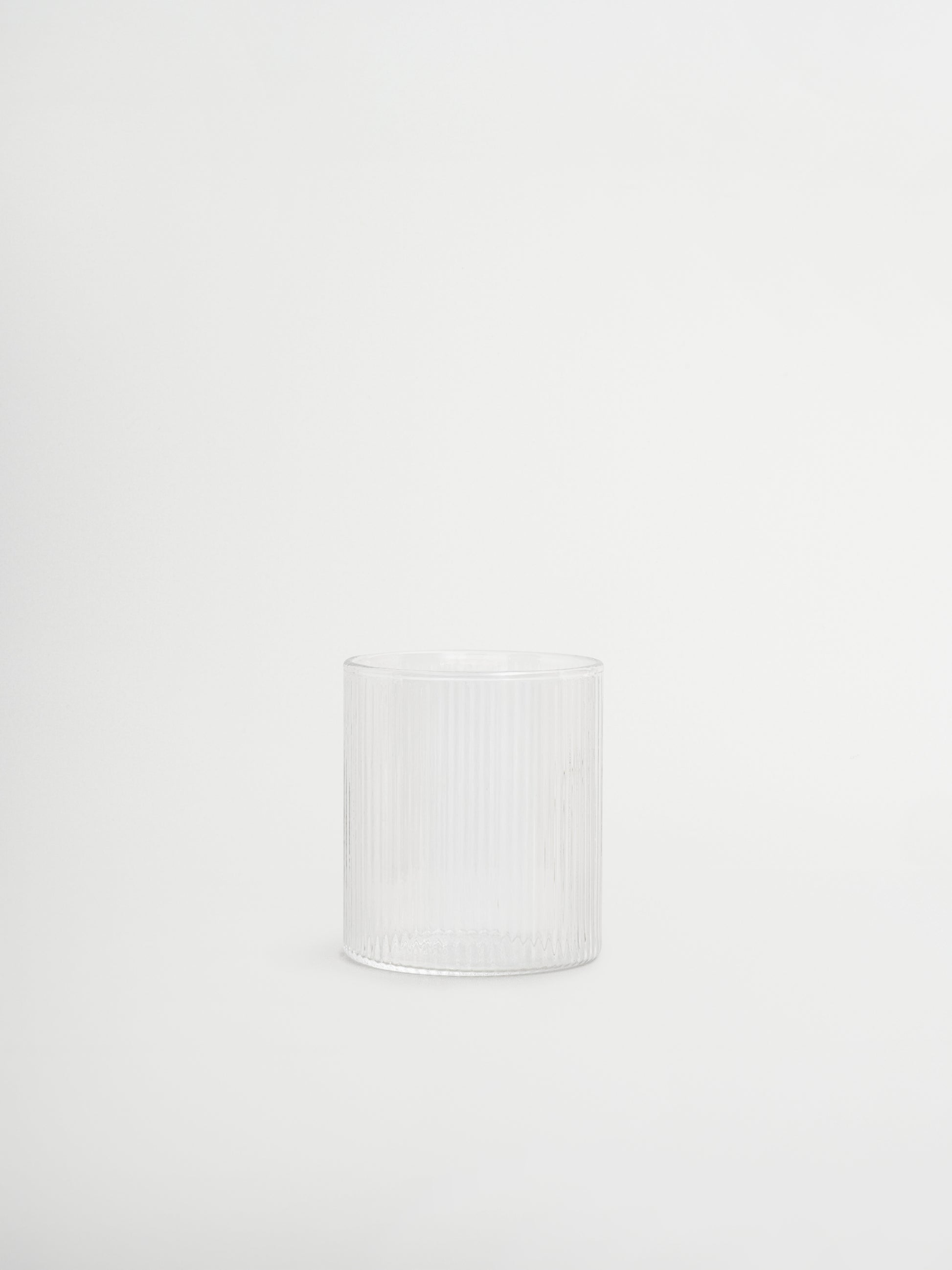 Glas Yuki met rechte vorm en elegante ribbels, ideaal om je tafel stijlvol aan te kleden zonder dat het te veel opvalt. Het ribbelontwerp vangt het licht prachtig en geeft water, frisdrank of gekoelde dranken net dat beetje extra uitstraling. Gemaakt van duurzaam, hittebestendig borosilicaatglas, stevig genoeg voor dagelijks gebruik en elegant genoeg voor een restaurantachtige sfeer. Wordt per stuk verkocht en is te combineren met de bijpassende karaf (los verkrijgbaar) voor een complete set.