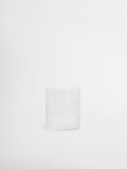 Glas Yuki met rechte vorm en elegante ribbels, ideaal om je tafel stijlvol aan te kleden zonder dat het te veel opvalt. Het ribbelontwerp vangt het licht prachtig en geeft water, frisdrank of gekoelde dranken net dat beetje extra uitstraling. Gemaakt van duurzaam, hittebestendig borosilicaatglas, stevig genoeg voor dagelijks gebruik en elegant genoeg voor een restaurantachtige sfeer. Wordt per stuk verkocht en is te combineren met de bijpassende karaf (los verkrijgbaar) voor een complete set.