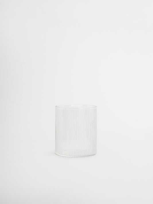 Glas Yuki met rechte vorm en elegante ribbels, ideaal om je tafel stijlvol aan te kleden zonder dat het te veel opvalt. Het ribbelontwerp vangt het licht prachtig en geeft water, frisdrank of gekoelde dranken net dat beetje extra uitstraling. Gemaakt van duurzaam, hittebestendig borosilicaatglas, stevig genoeg voor dagelijks gebruik en elegant genoeg voor een restaurantachtige sfeer. Wordt per stuk verkocht en is te combineren met de bijpassende karaf (los verkrijgbaar) voor een complete set.