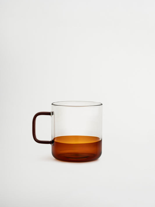 Verabschieden Sie sich von Standardtassen und entscheiden Sie sich für Glas Yume, perfekt, um Ihren Kaffeepausen mehr Eleganz und Atmosphäre zu verleihen. Das klare Glas mit warmen braunen Akzenten sorgt für eine subtile, fast verträumte Ausstrahlung auf Ihrem Tisch. Hergestellt aus langlebigem, hitzebeständigem Borosilikatglas, stark genug für den täglichen Gebrauch und ideal für Kaffee oder Tee. Wird einzeln verkauft, sodass Sie eines auswählen oder mehrere für ein komplettes Set sammeln können.