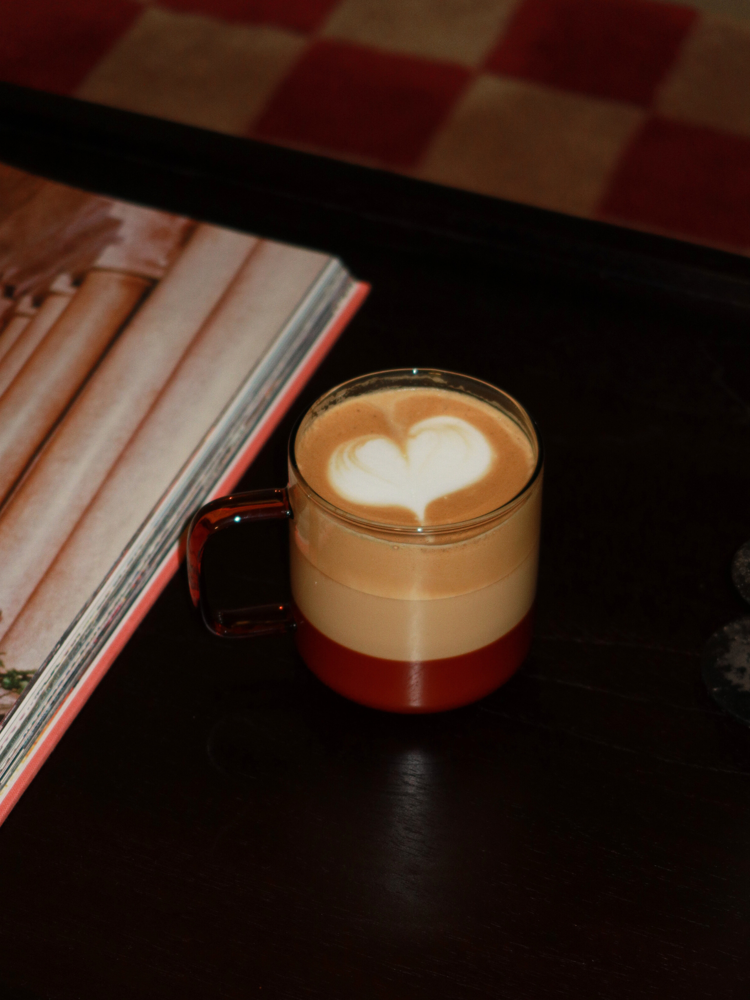 Verabschieden Sie sich von Standardtassen und entscheiden Sie sich für Glas Yume, perfekt, um Ihren Kaffeepausen mehr Eleganz und Atmosphäre zu verleihen. Das klare Glas mit warmen braunen Akzenten sorgt für eine subtile, fast verträumte Ausstrahlung auf Ihrem Tisch. Hergestellt aus langlebigem, hitzebeständigem Borosilikatglas, stark genug für den täglichen Gebrauch und ideal für Kaffee oder Tee. Wird einzeln verkauft, sodass Sie eines auswählen oder mehrere für ein komplettes Set sammeln können.