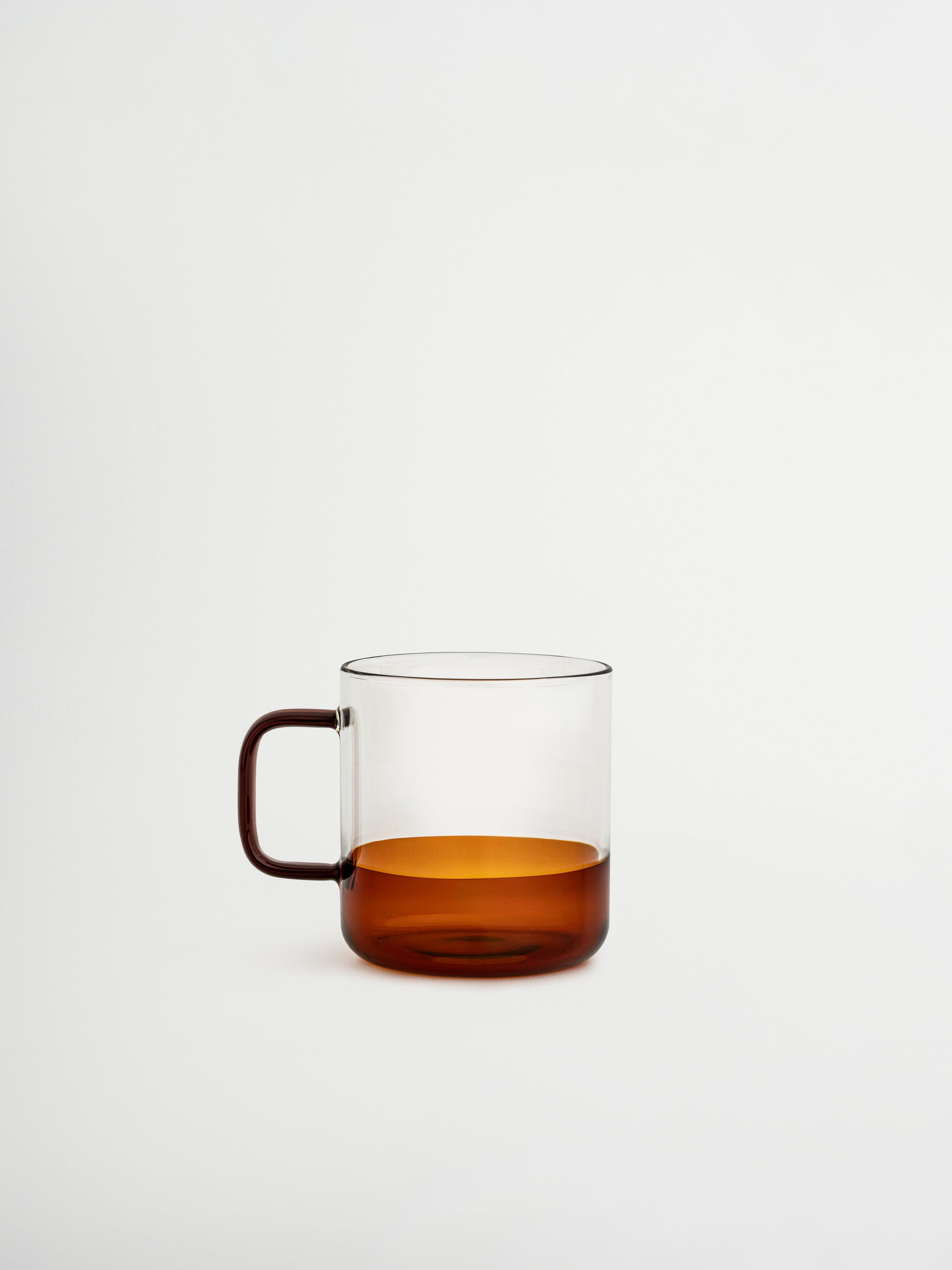 Verabschieden Sie sich von Standardtassen und entscheiden Sie sich für Glas Yume, perfekt, um Ihren Kaffeepausen mehr Eleganz und Atmosphäre zu verleihen. Das klare Glas mit warmen braunen Akzenten sorgt für eine subtile, fast verträumte Ausstrahlung auf Ihrem Tisch. Hergestellt aus langlebigem, hitzebeständigem Borosilikatglas, stark genug für den täglichen Gebrauch und ideal für Kaffee oder Tee. Wird einzeln verkauft, sodass Sie eines auswählen oder mehrere für ein komplettes Set sammeln können.