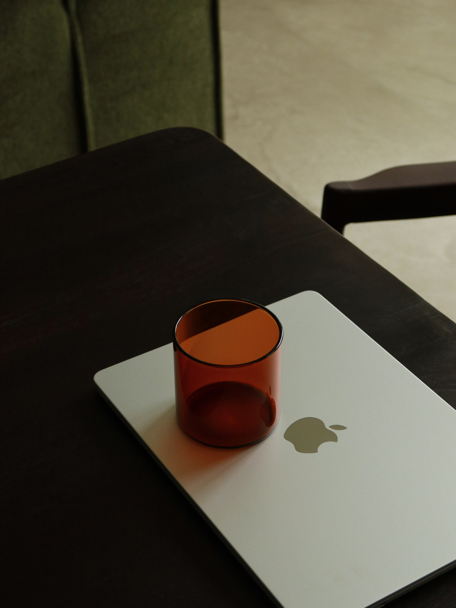 Glas Mei heeft een strak, rechtlijnig ontwerp en is ideaal voor het serveren van water, frisdrank of zelfs een cappuccino thuis. De warme bruin- of cognackleur geeft je tafel of koffiehoek een elegante en karaktervolle uitstraling. Gemaakt van duurzaam en herbruikbaar glas combineert dit minimalistische drinkglas moderne esthetiek met een hoogwaardige drinkervaring – voor een echt restaurantgevoel in je eigen huis.