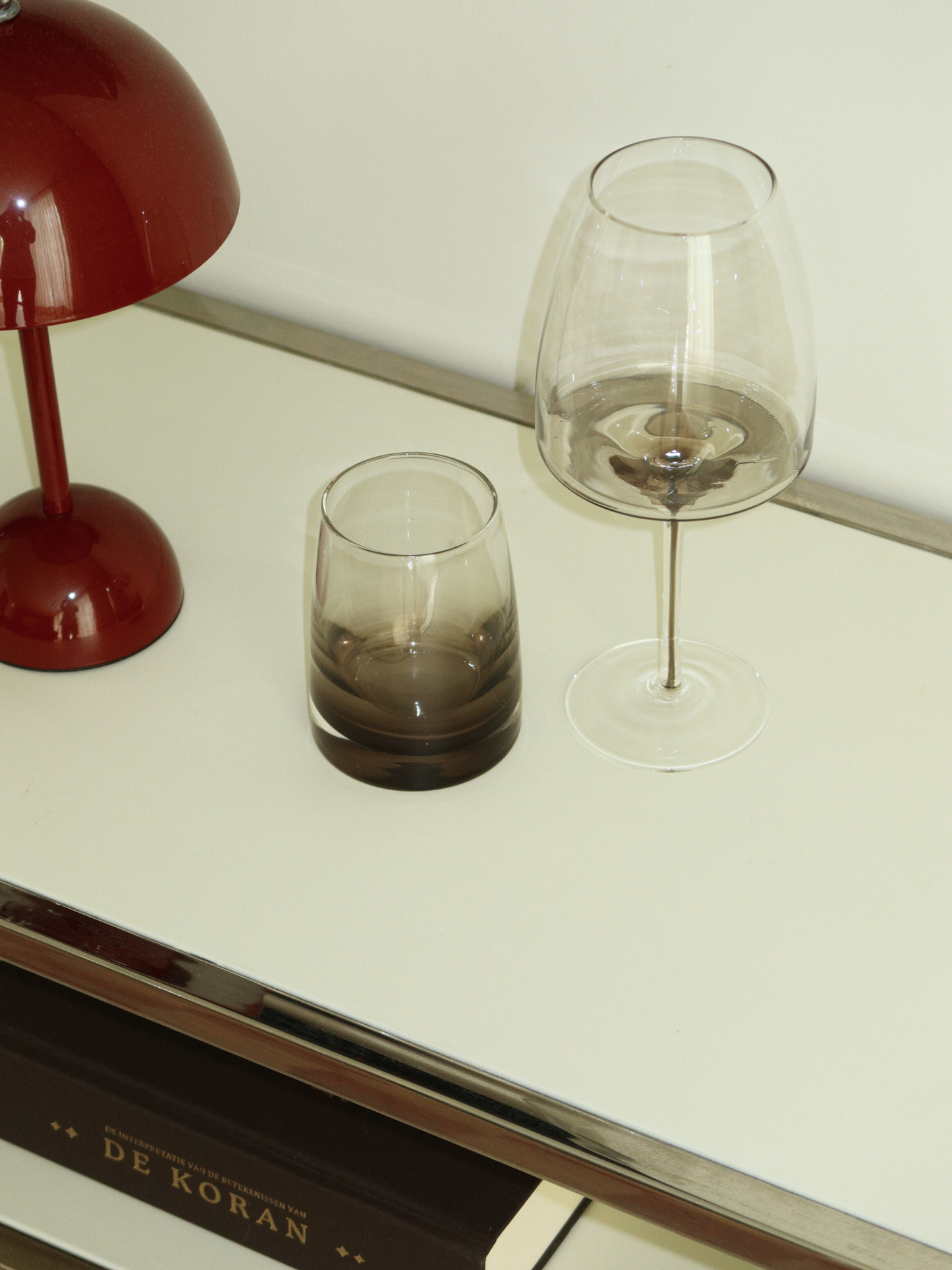 Glas Aween met een slanke steel en een elegant ombre-effect van donkerbruin naar transparant, perfect om een chique en verfijnde touch toe te voegen aan je wijnmomenten. Dit stijlvolle, herbruikbare wijnglas combineert een minimalistisch ontwerp met een luxe uitstraling, ideaal voor moderne keukens of restaurantachtige tafeldekkingen. Geschikt voor wijn, prosecco of andere feestelijke drankjes en gemaakt van duurzaam glas voor dagelijks gebruik.